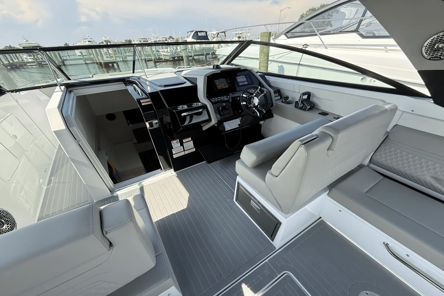 2026 Cruisers Yachts 34 GLS Outboard Image Thumbnail #14