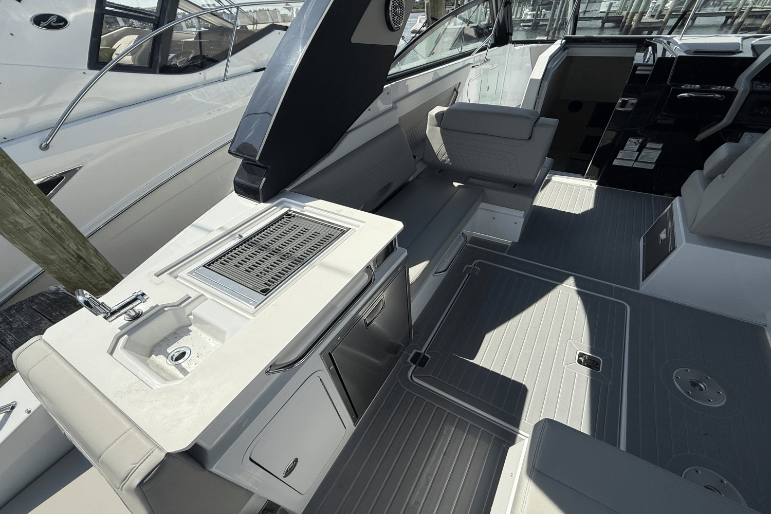 2026 Cruisers Yachts 34 GLS Outboard Image Thumbnail #9