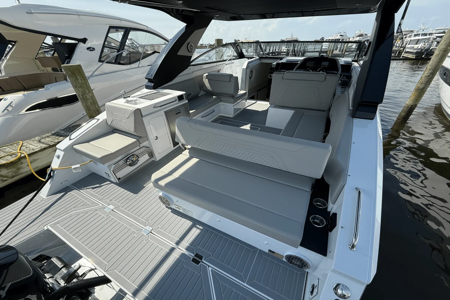 2026 Cruisers Yachts 34 GLS Outboard Image Thumbnail #8