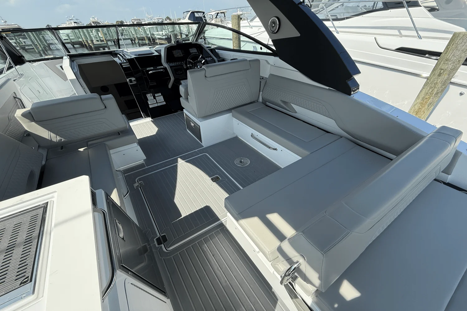 2026 Cruisers Yachts 34 GLS Outboard Image Thumbnail #11