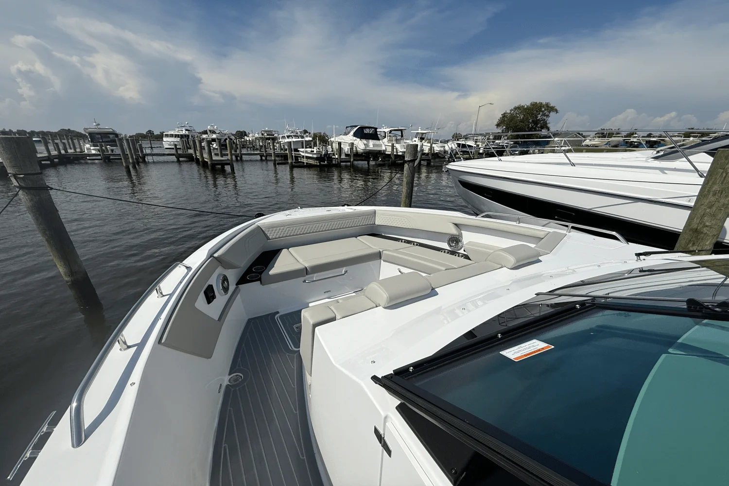 2026 Cruisers Yachts 34 GLS Outboard Image Thumbnail #28