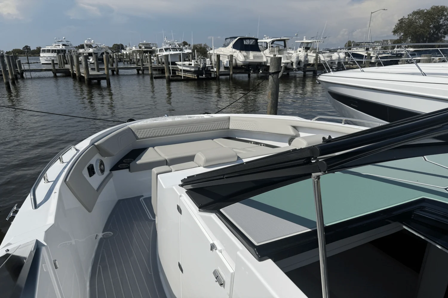 2026 Cruisers Yachts 34 GLS Outboard Image Thumbnail #27