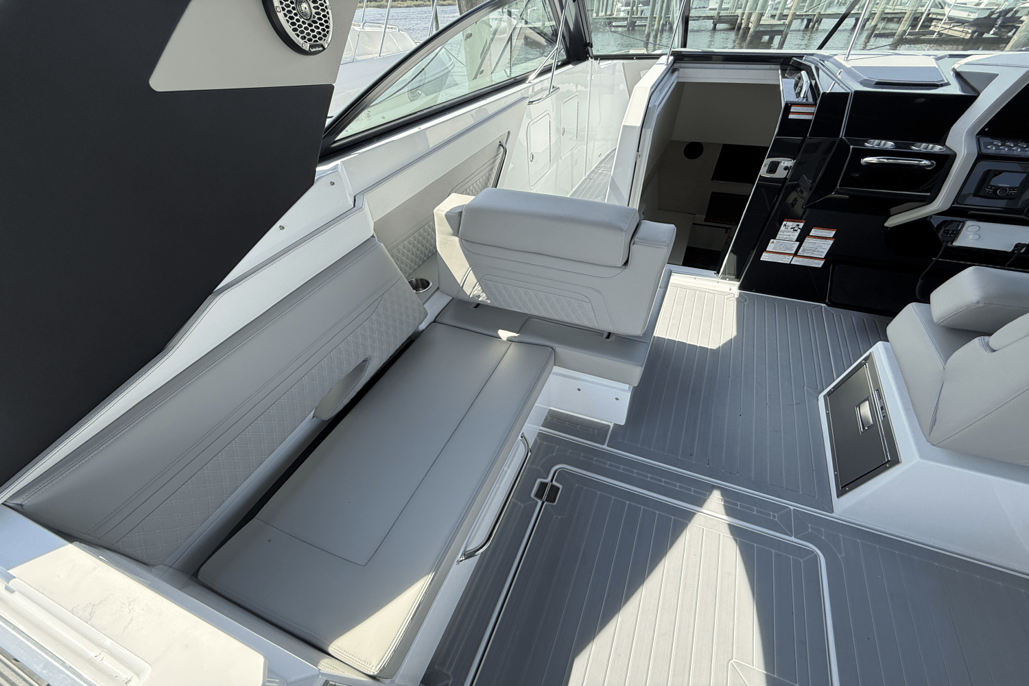 2026 Cruisers Yachts 34 GLS Outboard Image Thumbnail #13