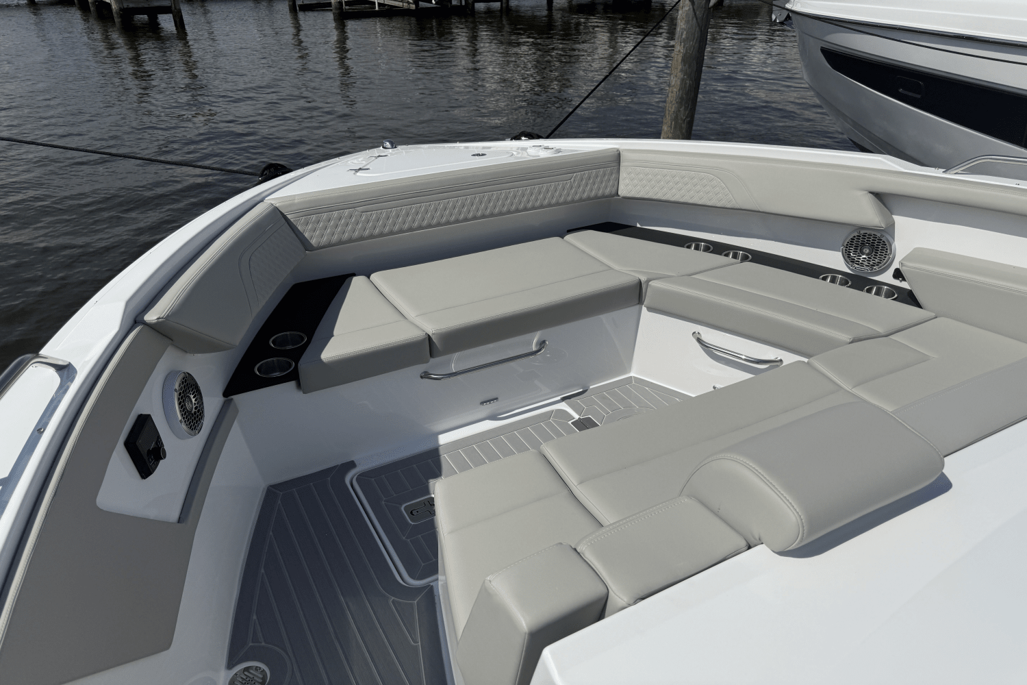 2026 Cruisers Yachts 34 GLS Outboard Image Thumbnail #29