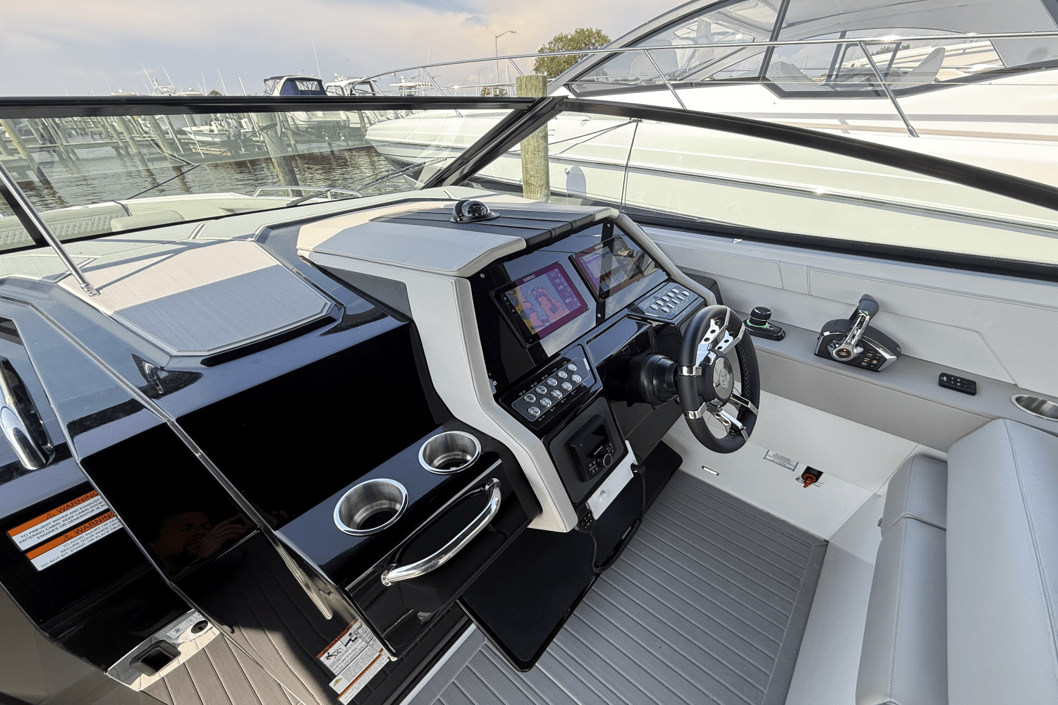 2026 Cruisers Yachts 34 GLS Outboard Image Thumbnail #18