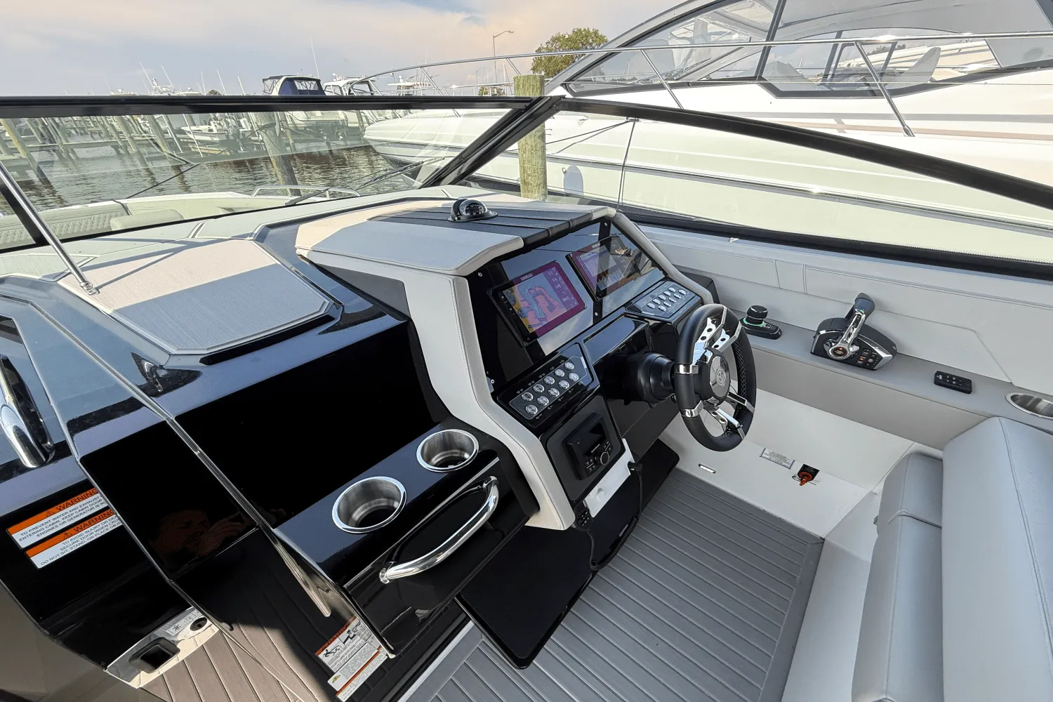 2026 Cruisers Yachts 34 GLS Outboard Image Thumbnail #18