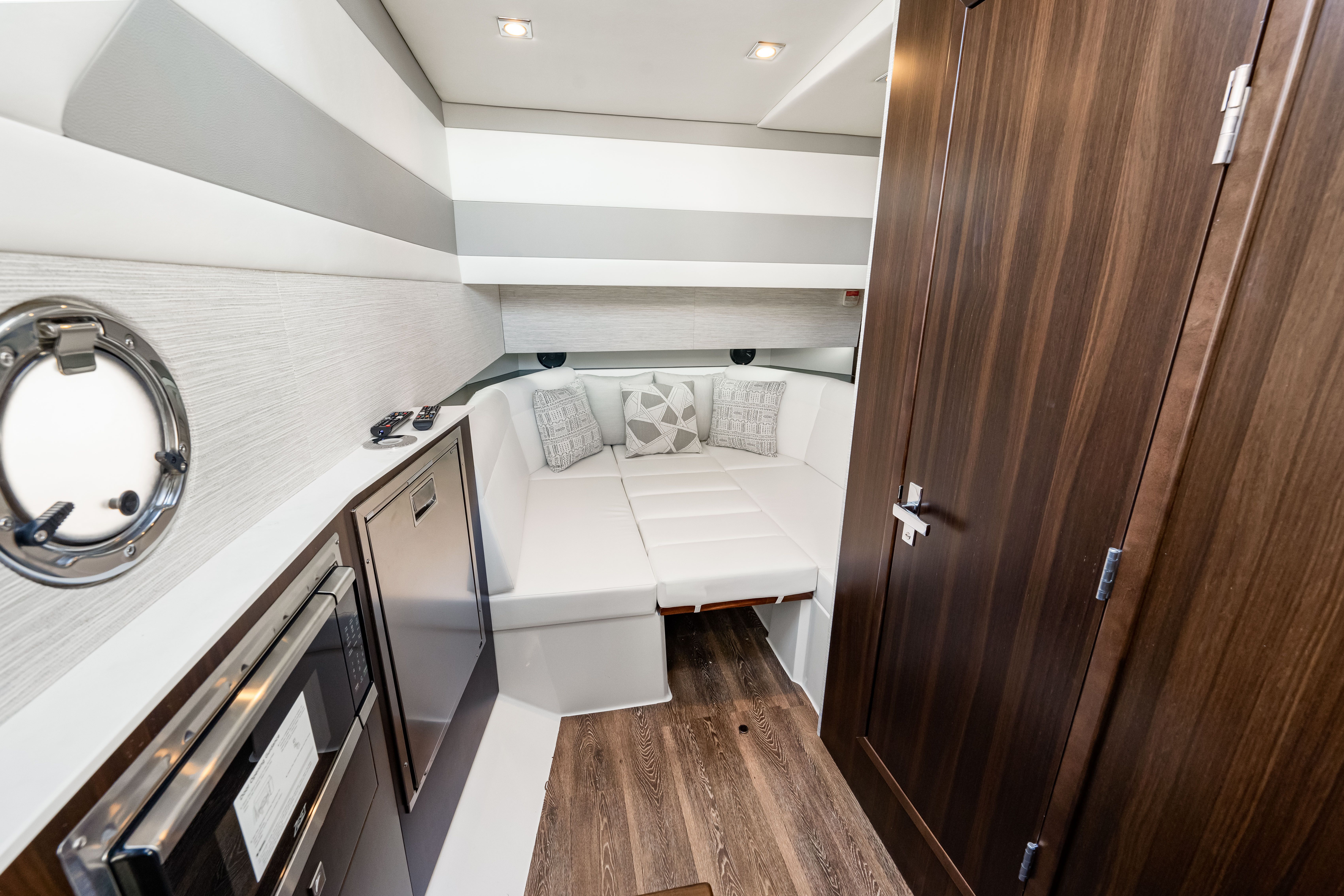 2026 Cruisers Yachts 42 GLS Outboard Image Thumbnail #40