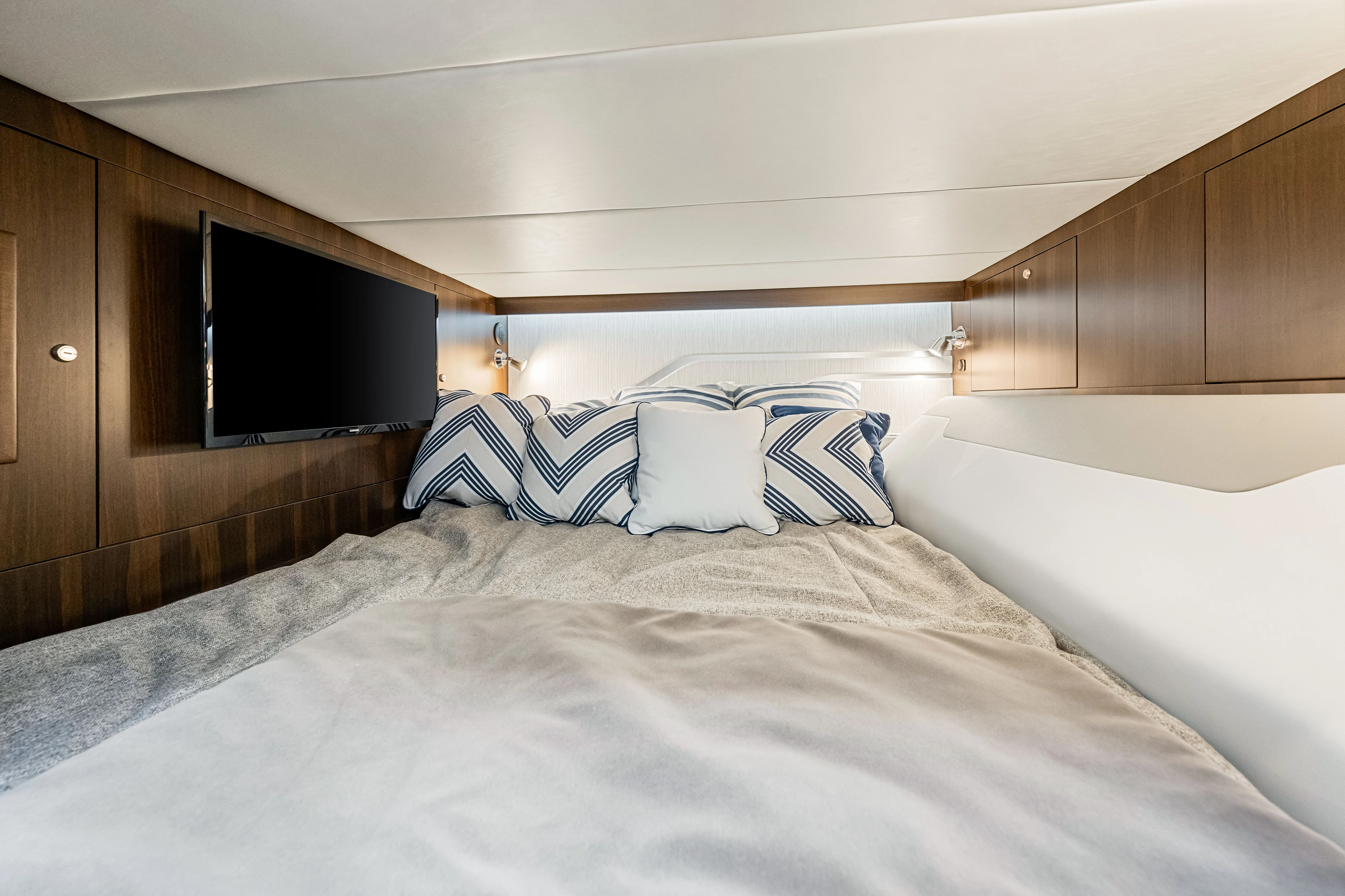 2026 Cruisers Yachts 42 GLS Outboard Image Thumbnail #43