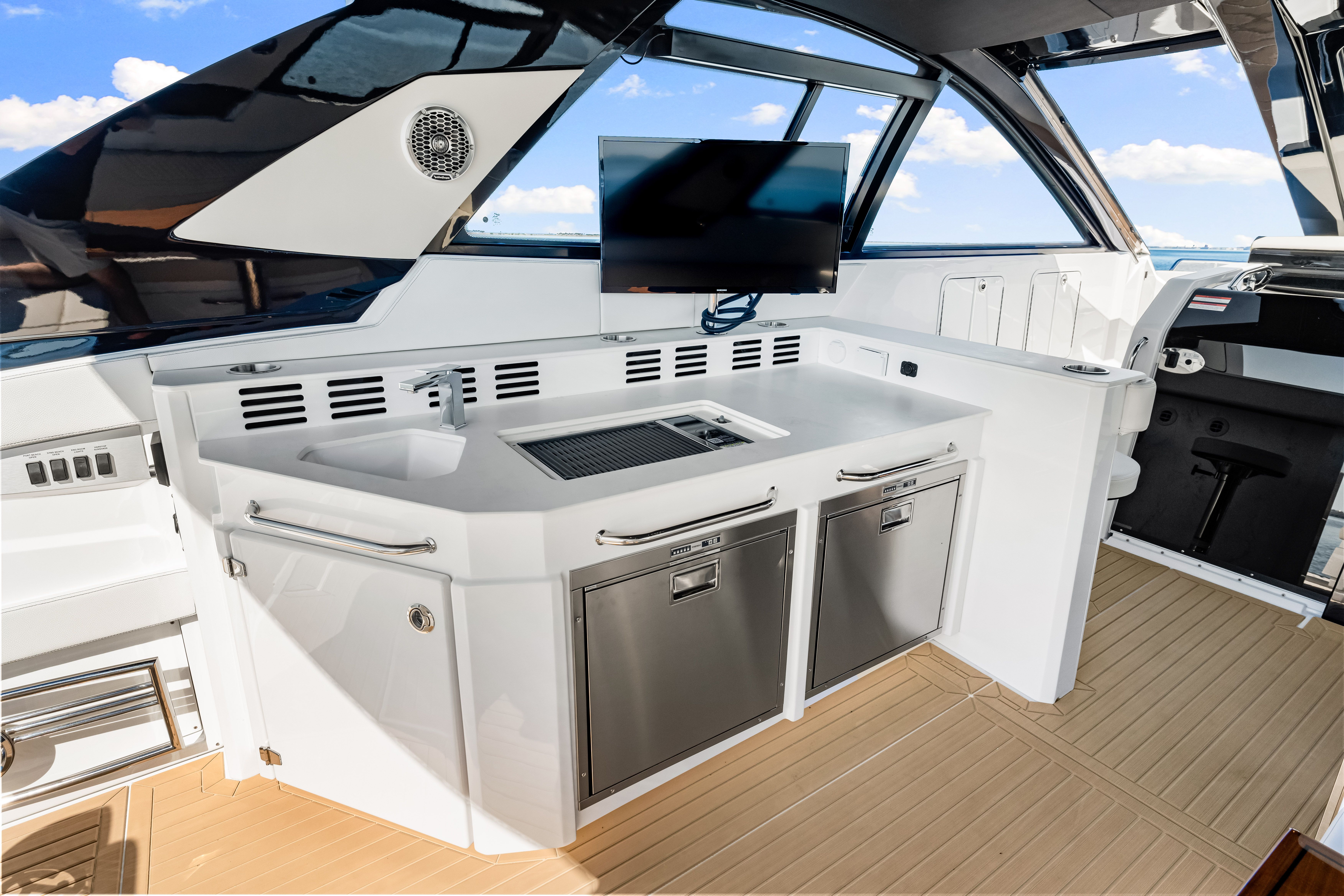 2026 Cruisers Yachts 42 GLS Outboard Image Thumbnail #27