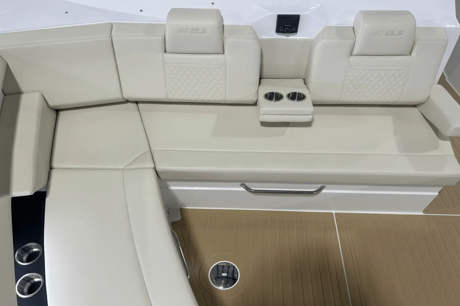 2026 Cruisers Yachts 42 GLS Outboard Image Thumbnail #18