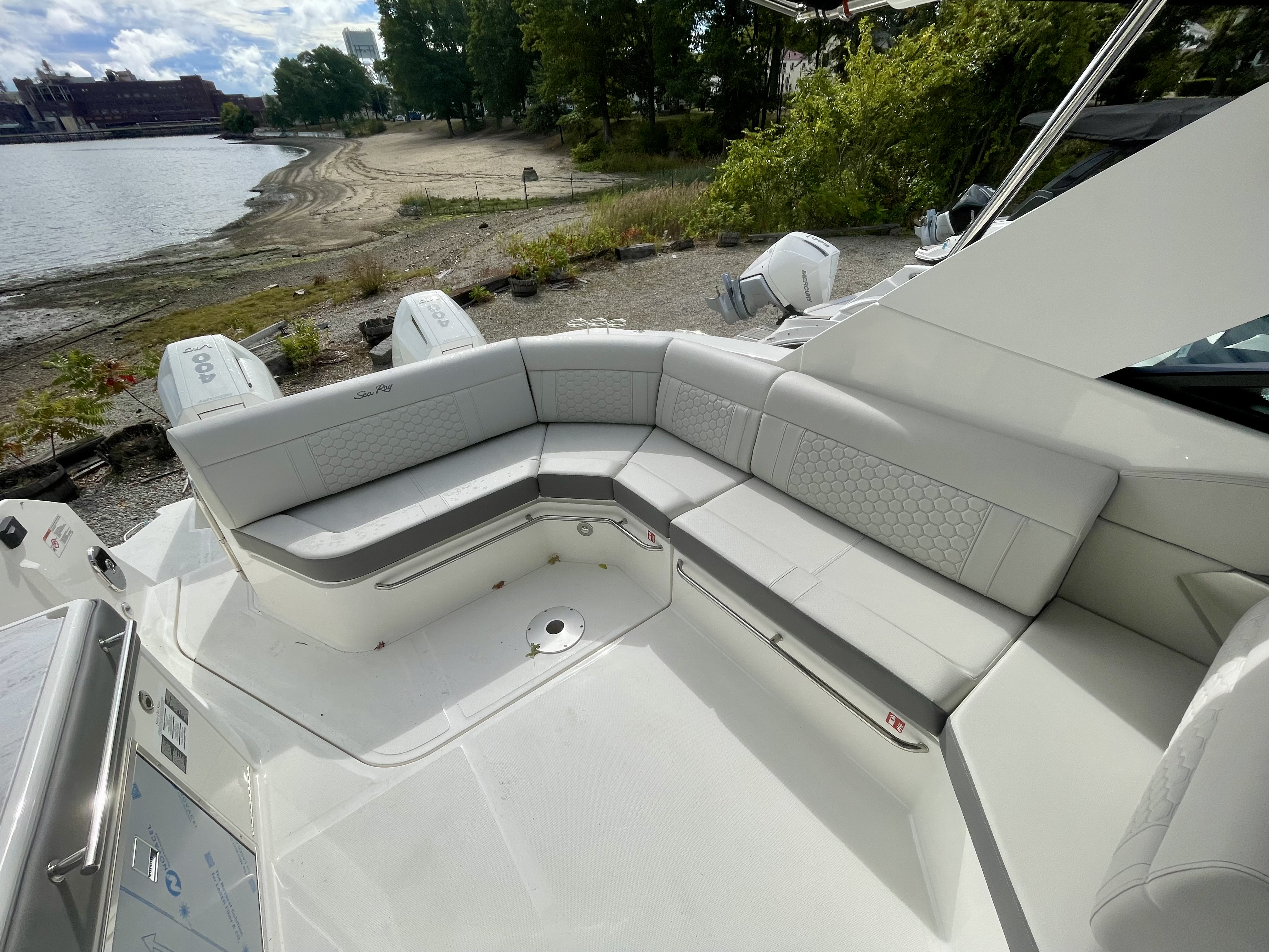 2026 Sea Ray Sundancer 320 Outboard Image Thumbnail #9