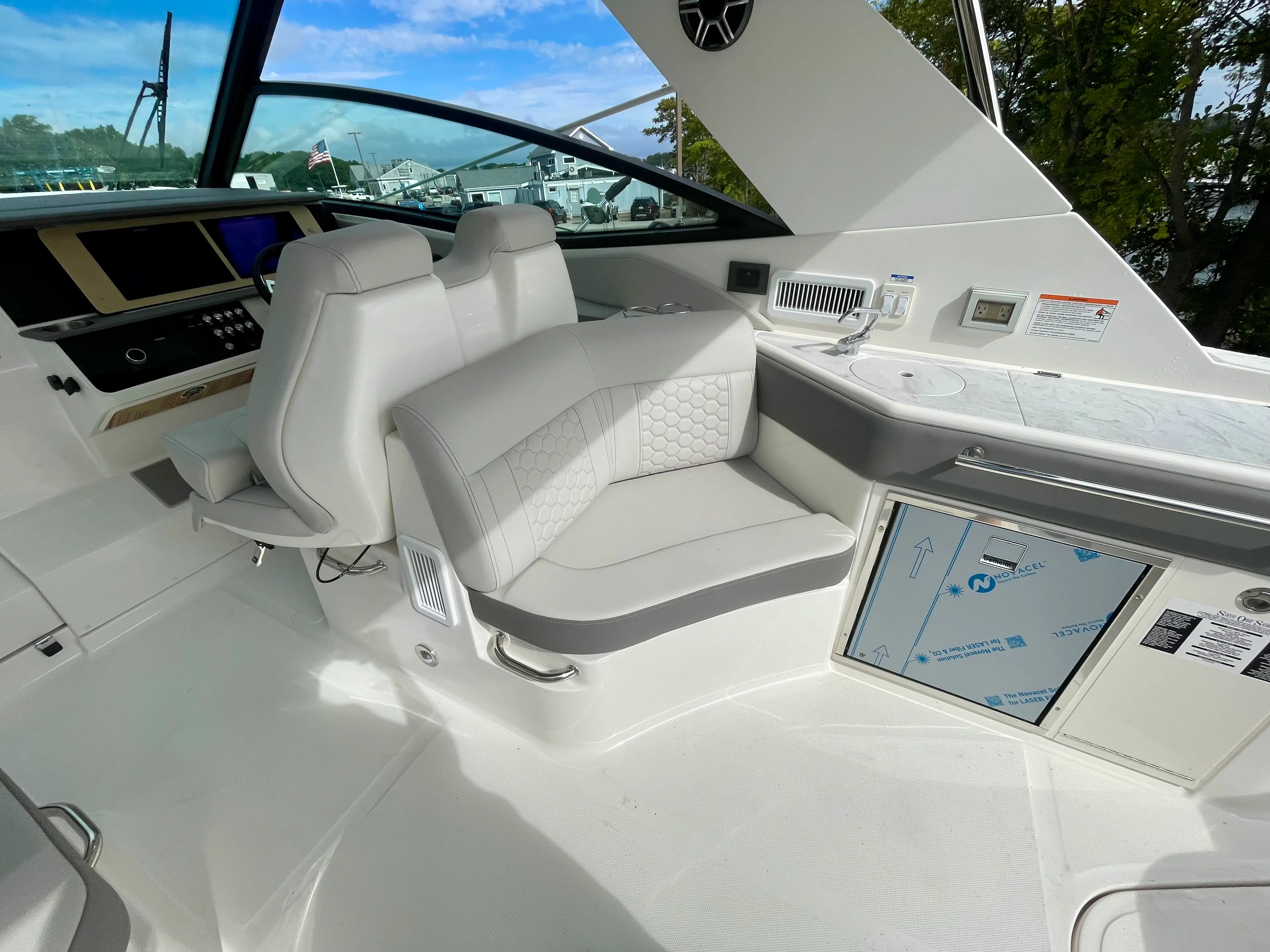 2026 Sea Ray Sundancer 320 Outboard Image Thumbnail #8