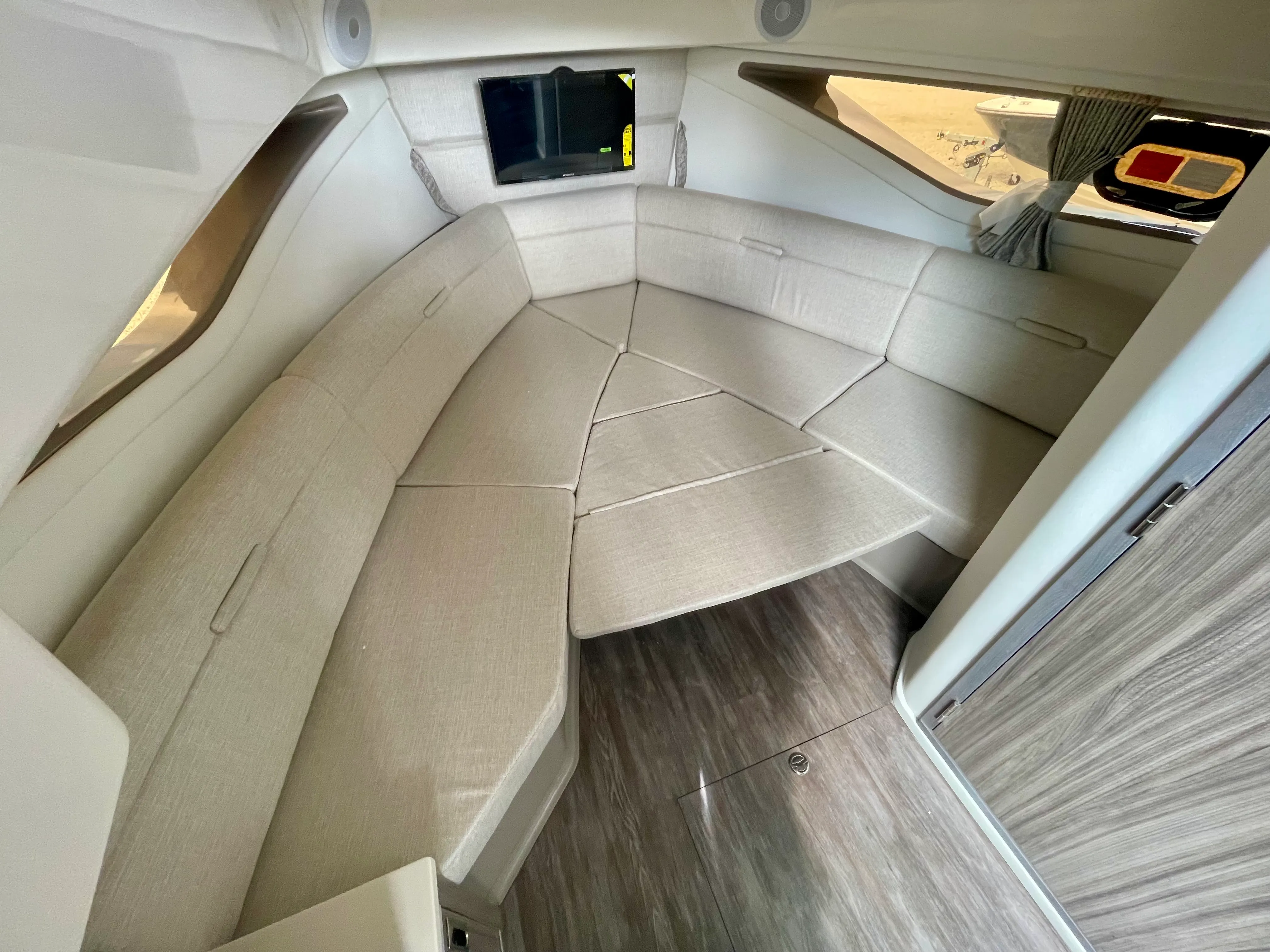 2026 Sea Ray Sundancer 320 Outboard Image Thumbnail #19