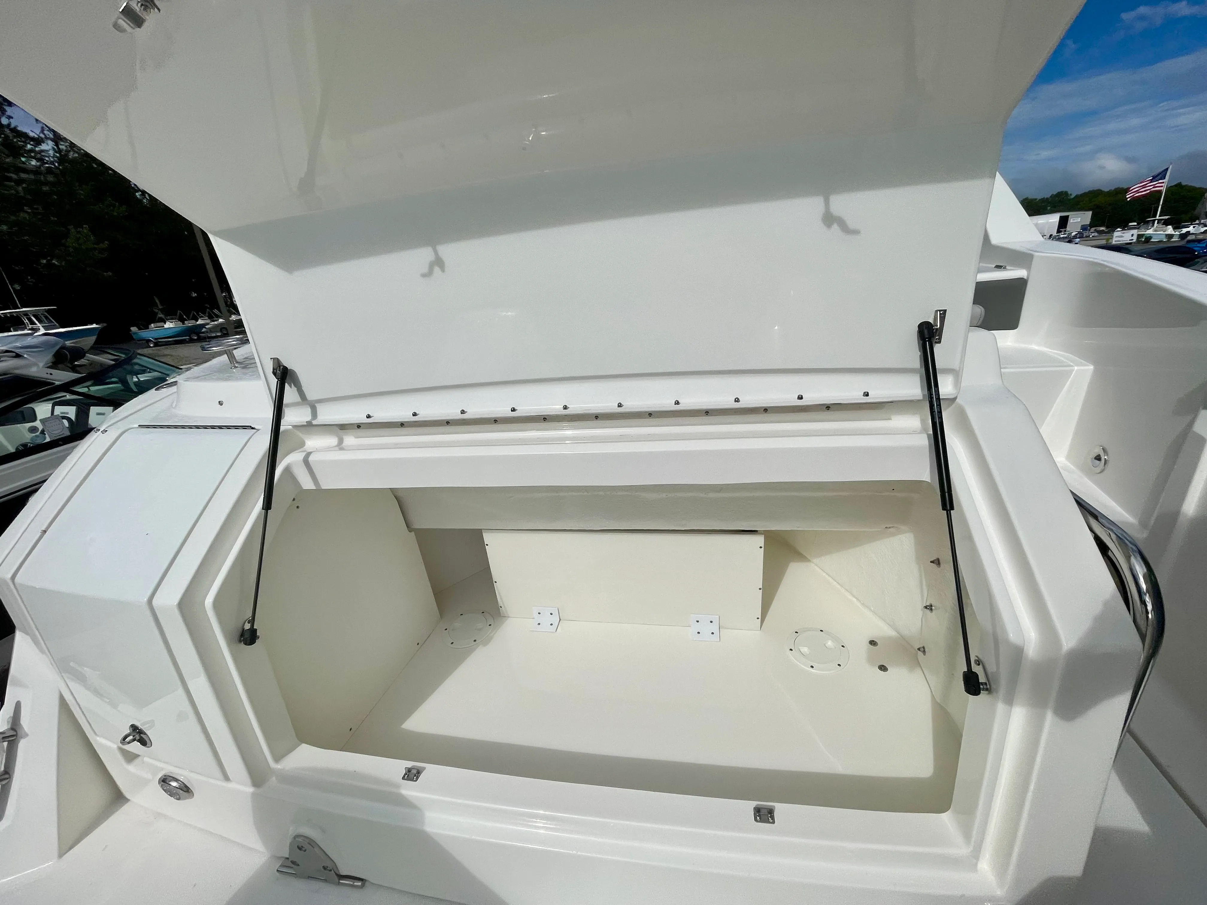 2026 Sea Ray Sundancer 320 Outboard Image Thumbnail #3