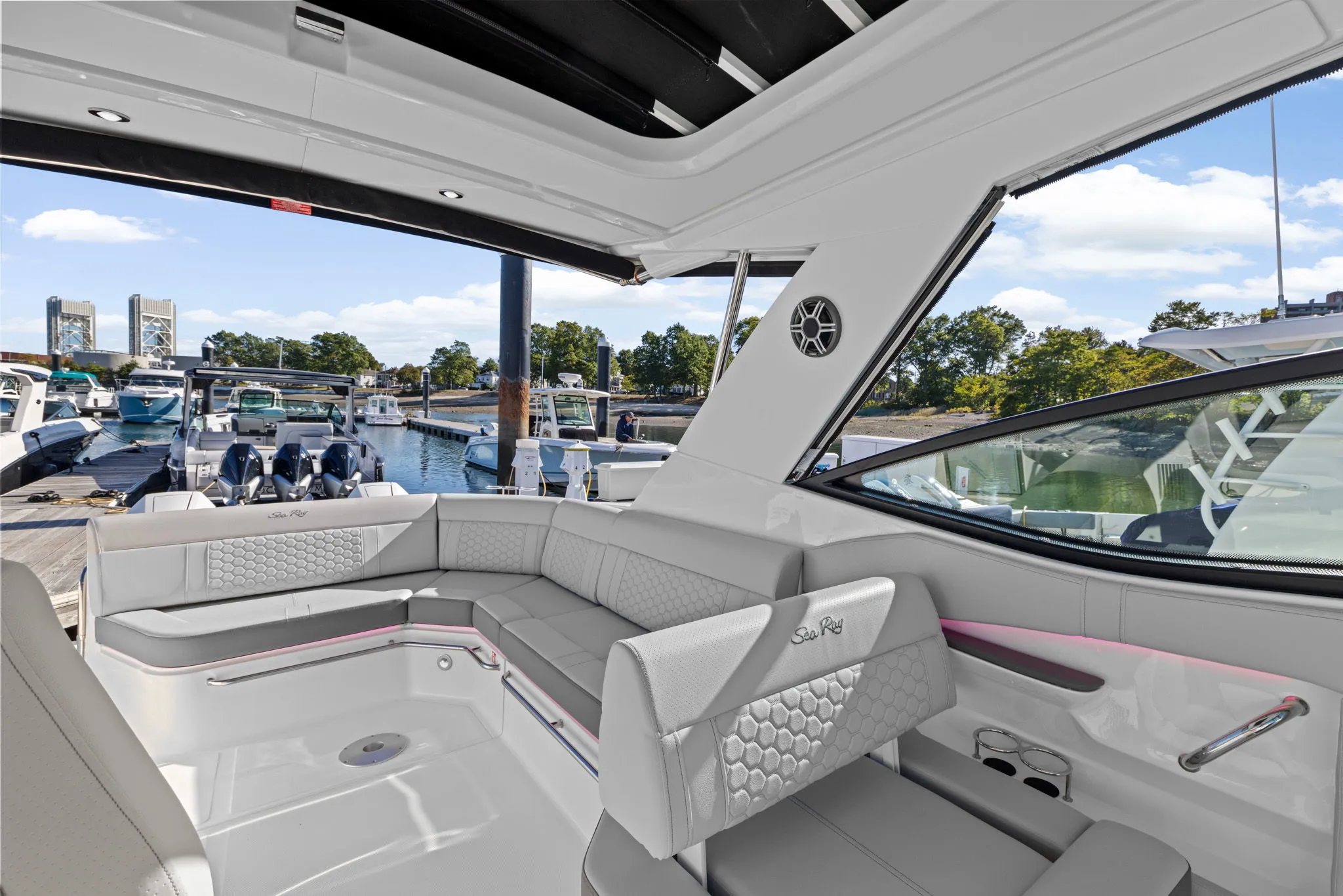 2026 Sea Ray Sundancer 320 Outboard Image Thumbnail #14
