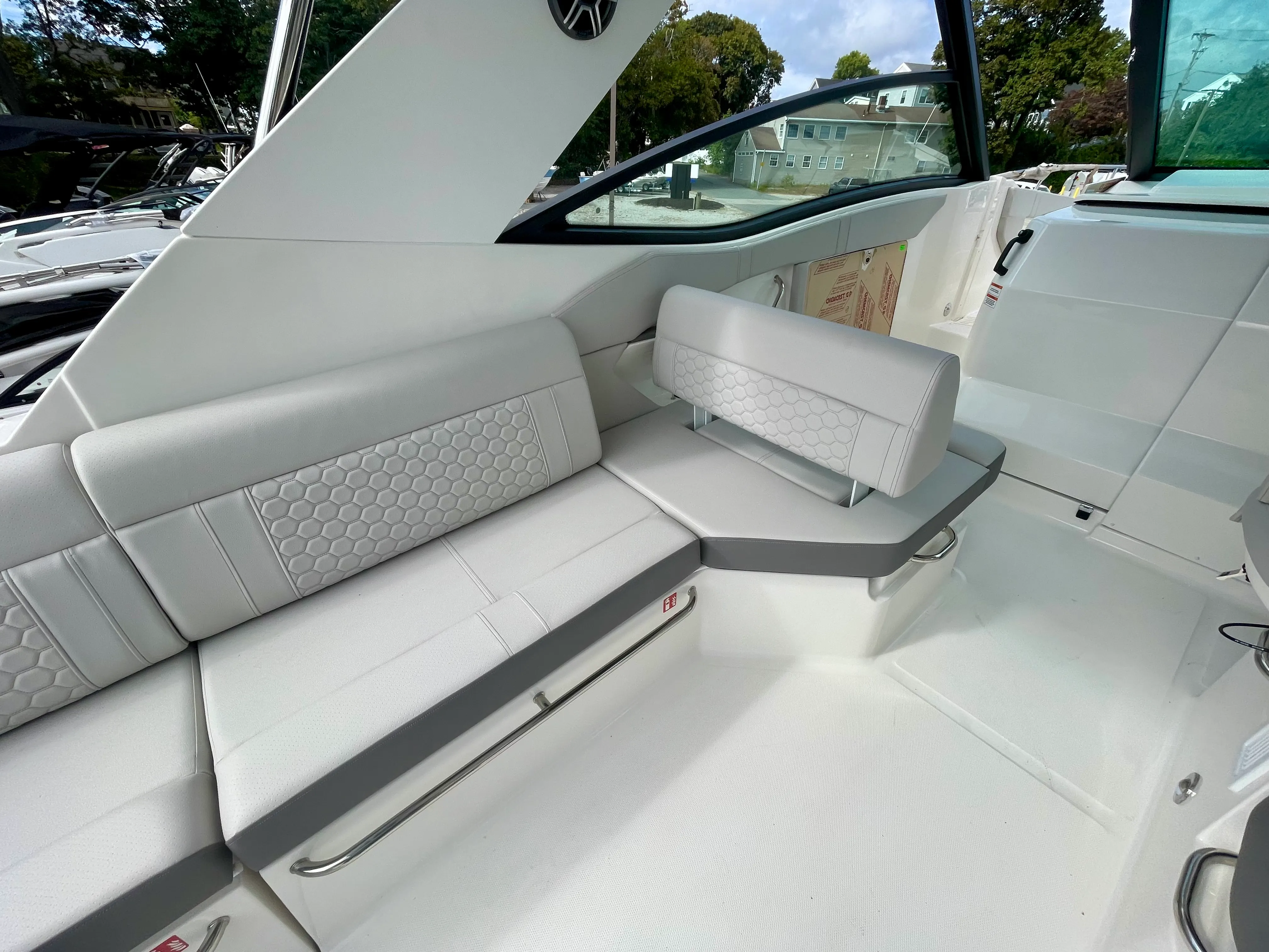 2026 Sea Ray Sundancer 320 Outboard Image Thumbnail #11