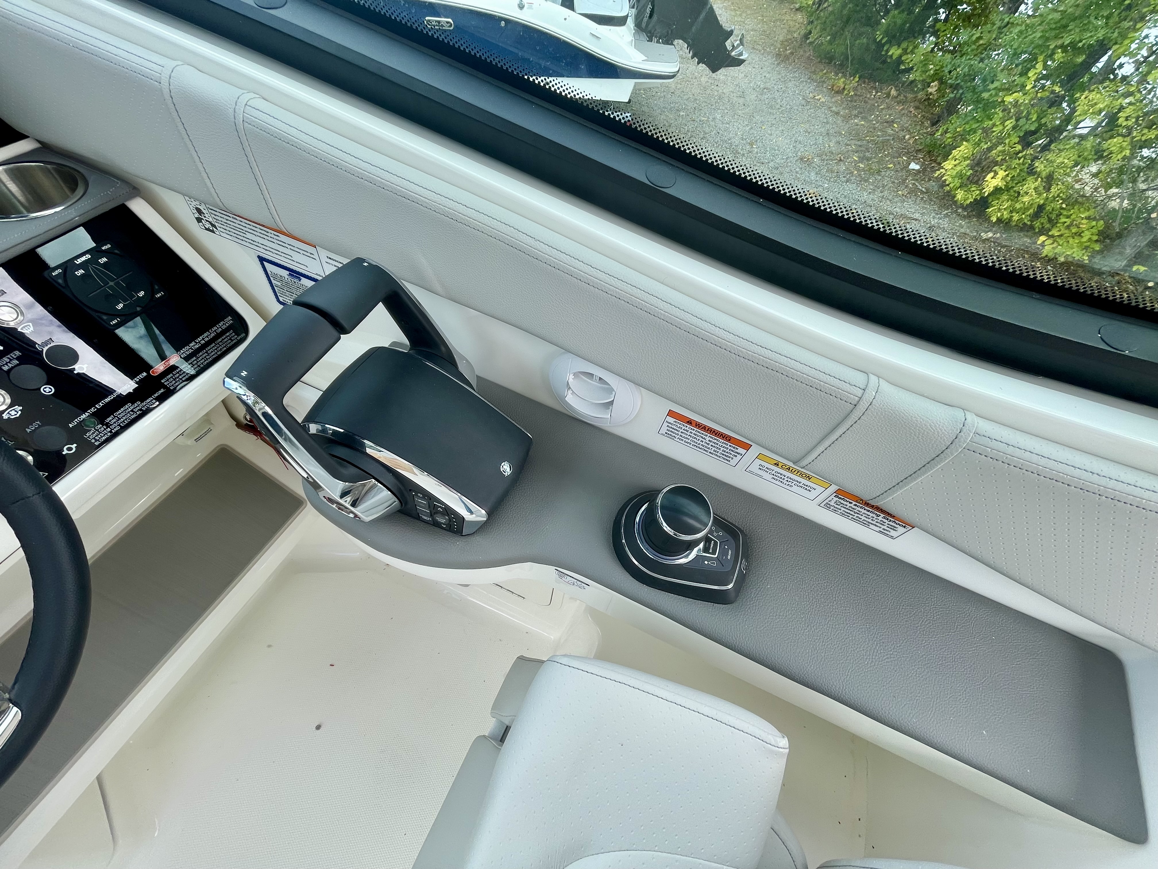 2026 Sea Ray Sundancer 320 Outboard Image Thumbnail #15