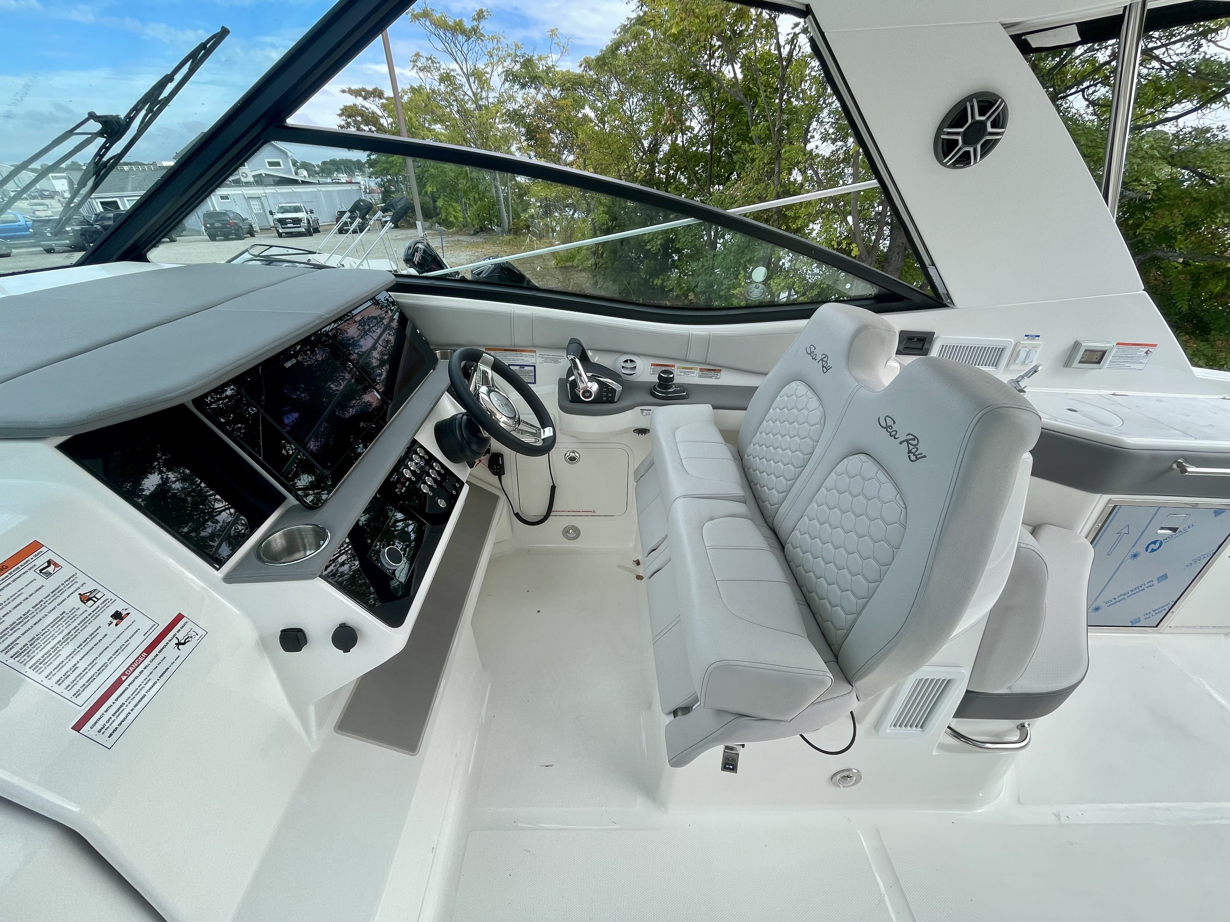 2026 Sea Ray Sundancer 320 Outboard Image Thumbnail #12