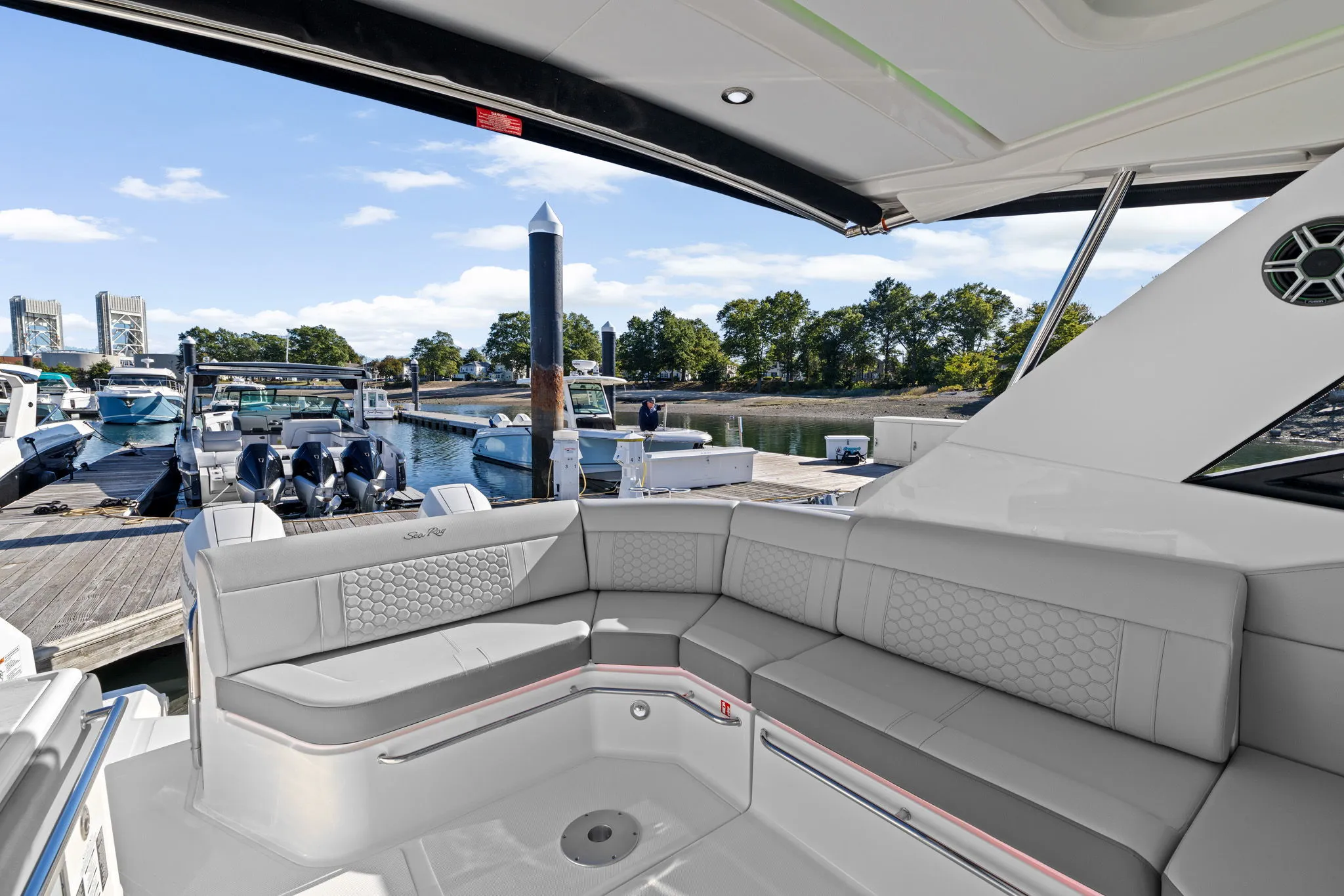2026 Sea Ray Sundancer 320 Outboard Image Thumbnail #12