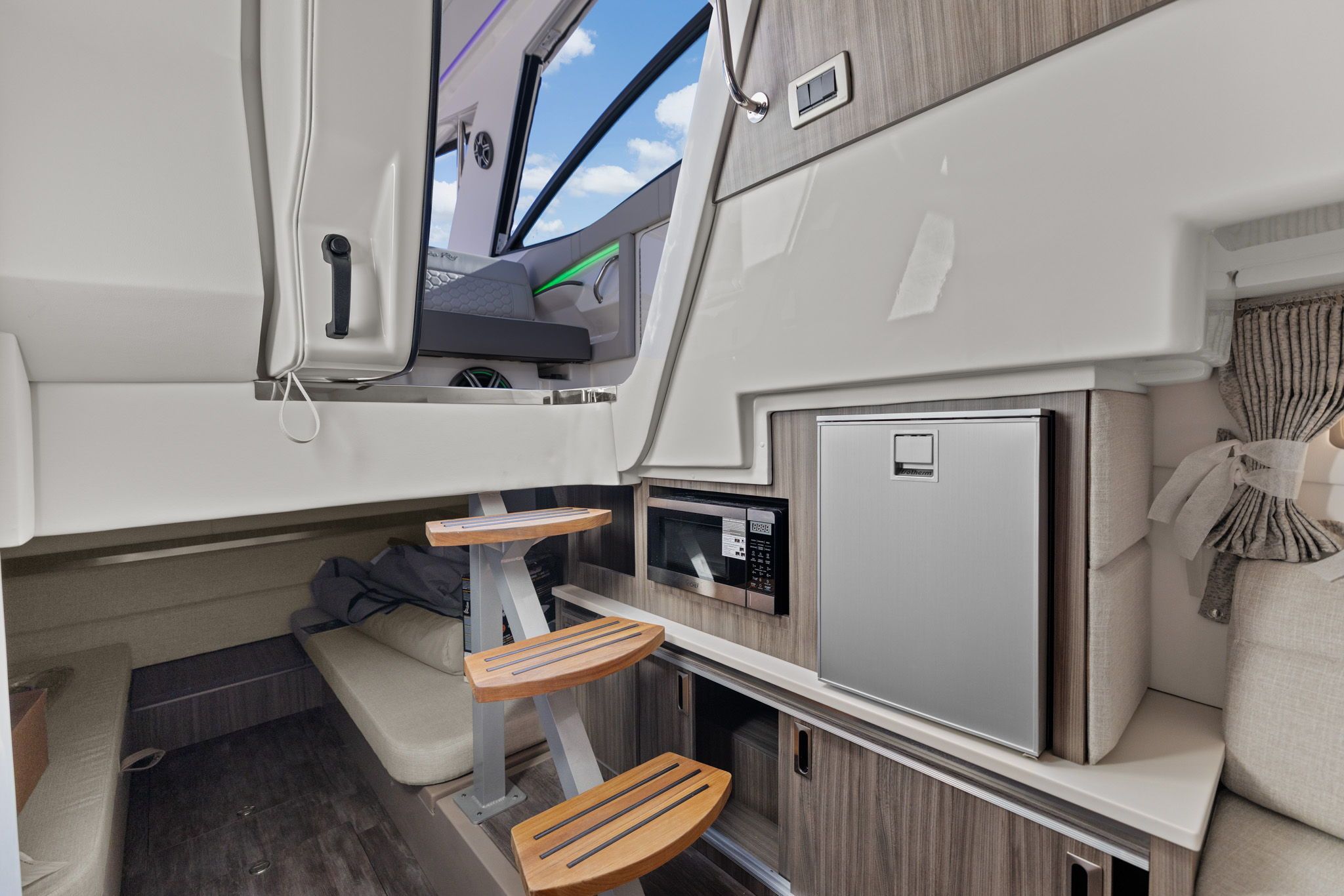 2026 Sea Ray Sundancer 320 Outboard Image Thumbnail #26