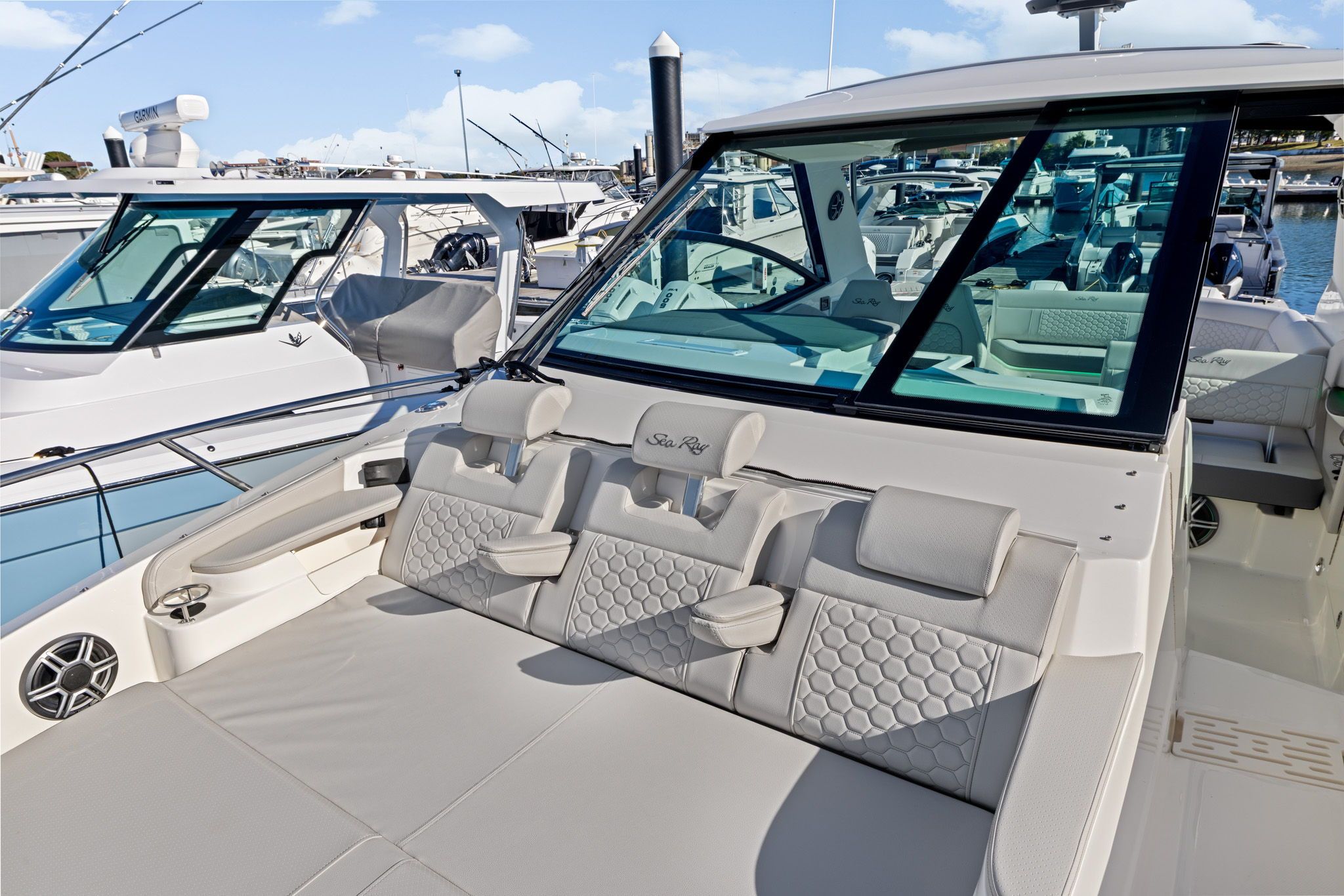 2026 Sea Ray Sundancer 320 Outboard Image Thumbnail #32