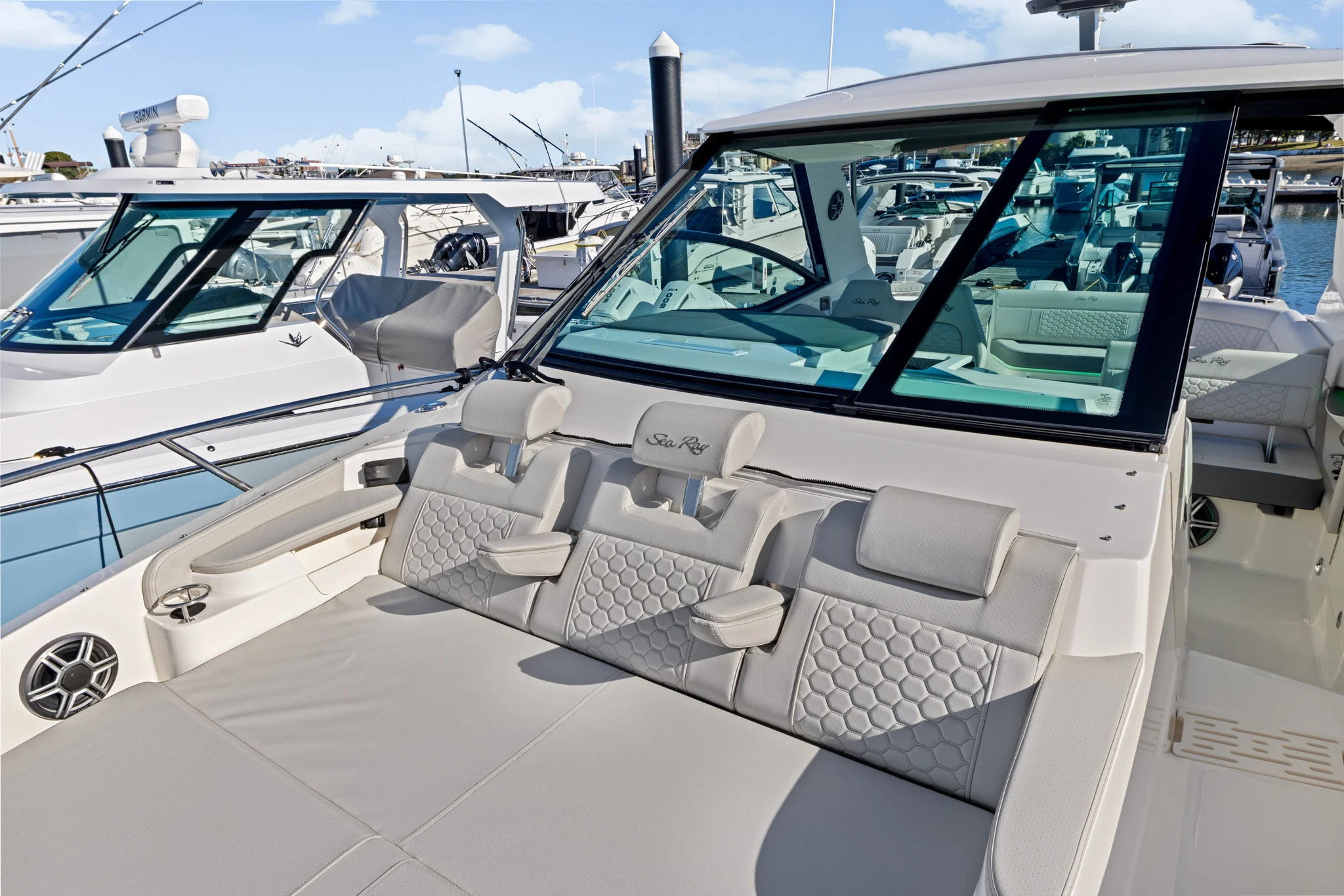 2026 Sea Ray Sundancer 320 Outboard Image Thumbnail #32