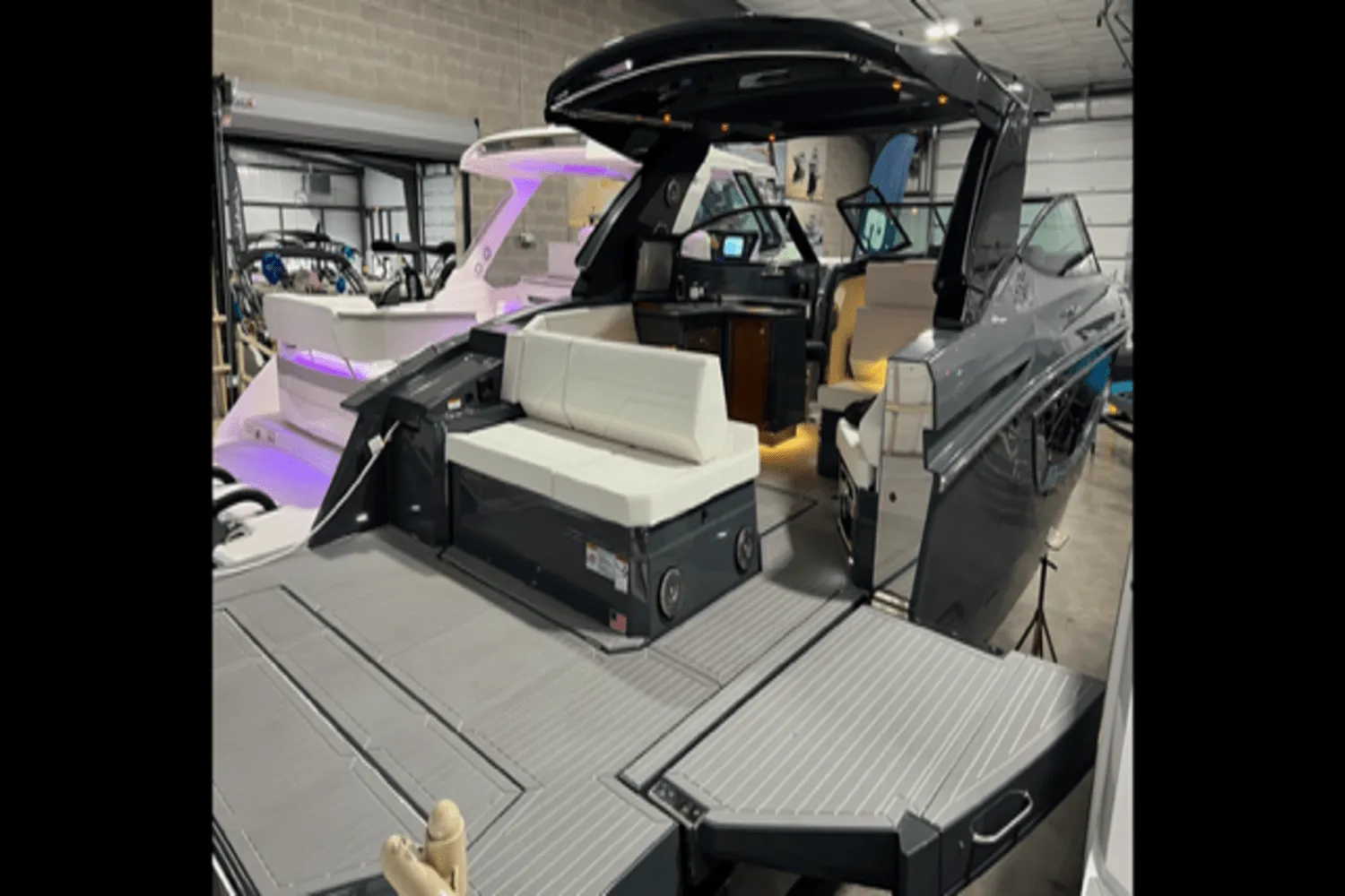 2022 Cruisers Yachts 38 GLS Image Thumbnail #11