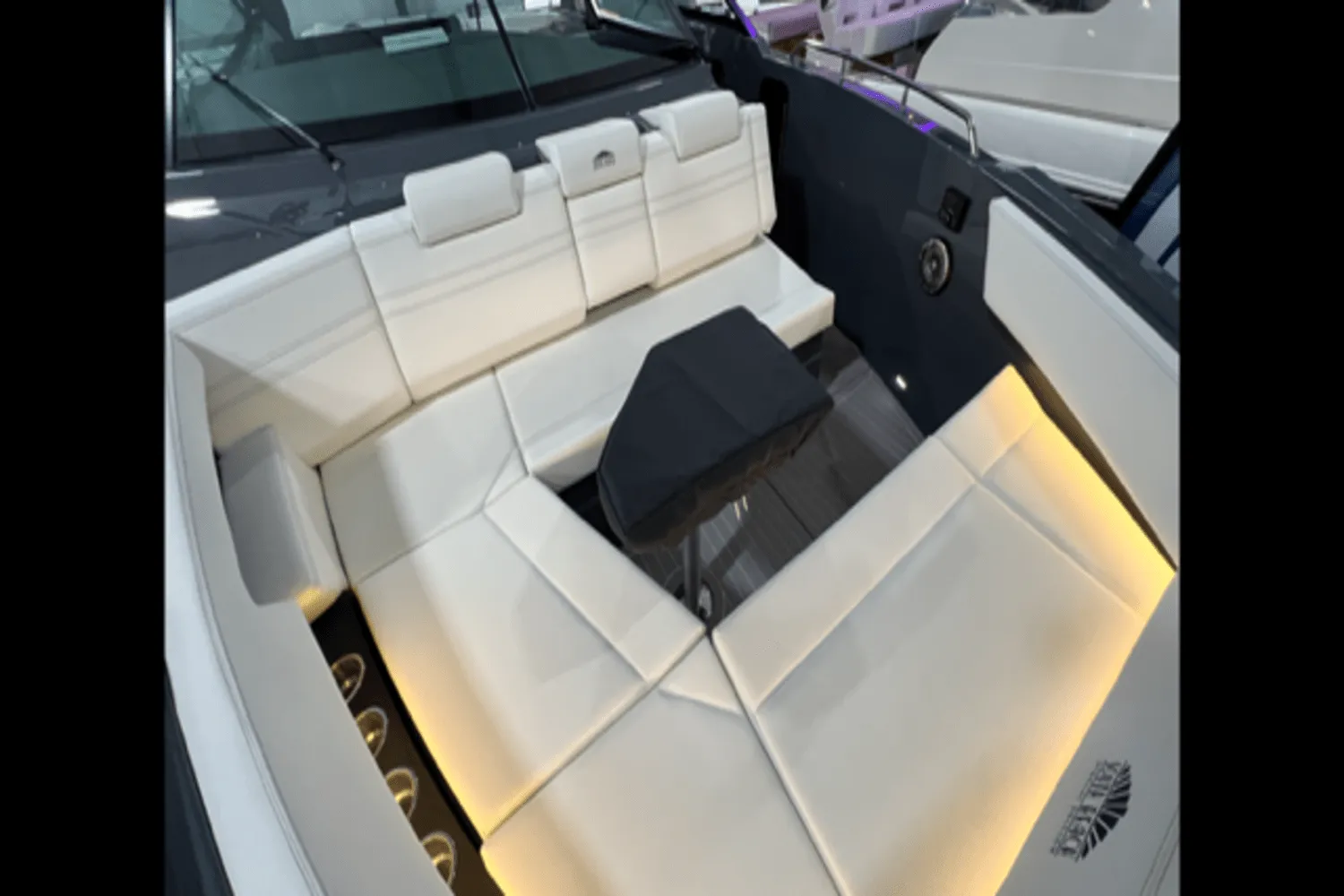 2022 Cruisers Yachts 38 GLS Image Thumbnail #4