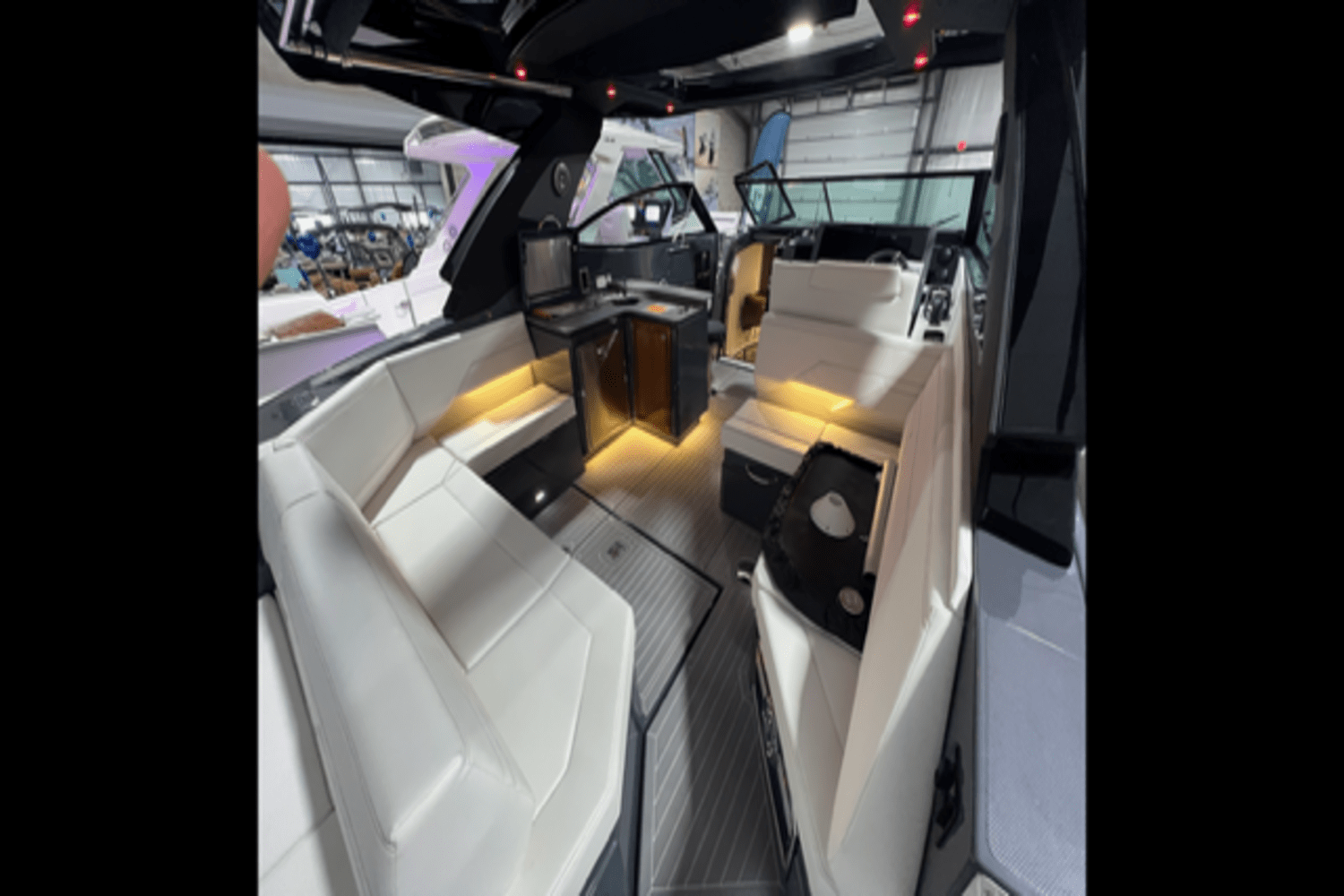 2022 Cruisers Yachts 38 GLS Image Thumbnail #12