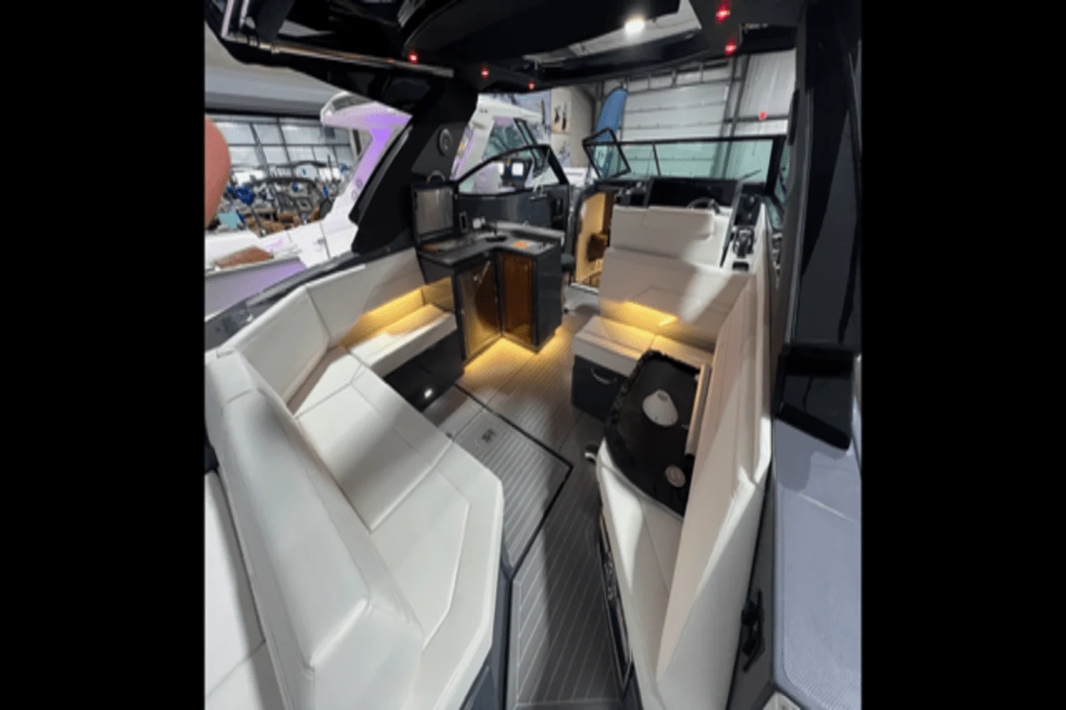 2022 Cruisers Yachts 38 GLS Image Thumbnail #12