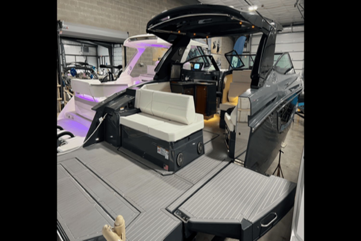 2022 Cruisers Yachts 38 GLS Image Thumbnail #11