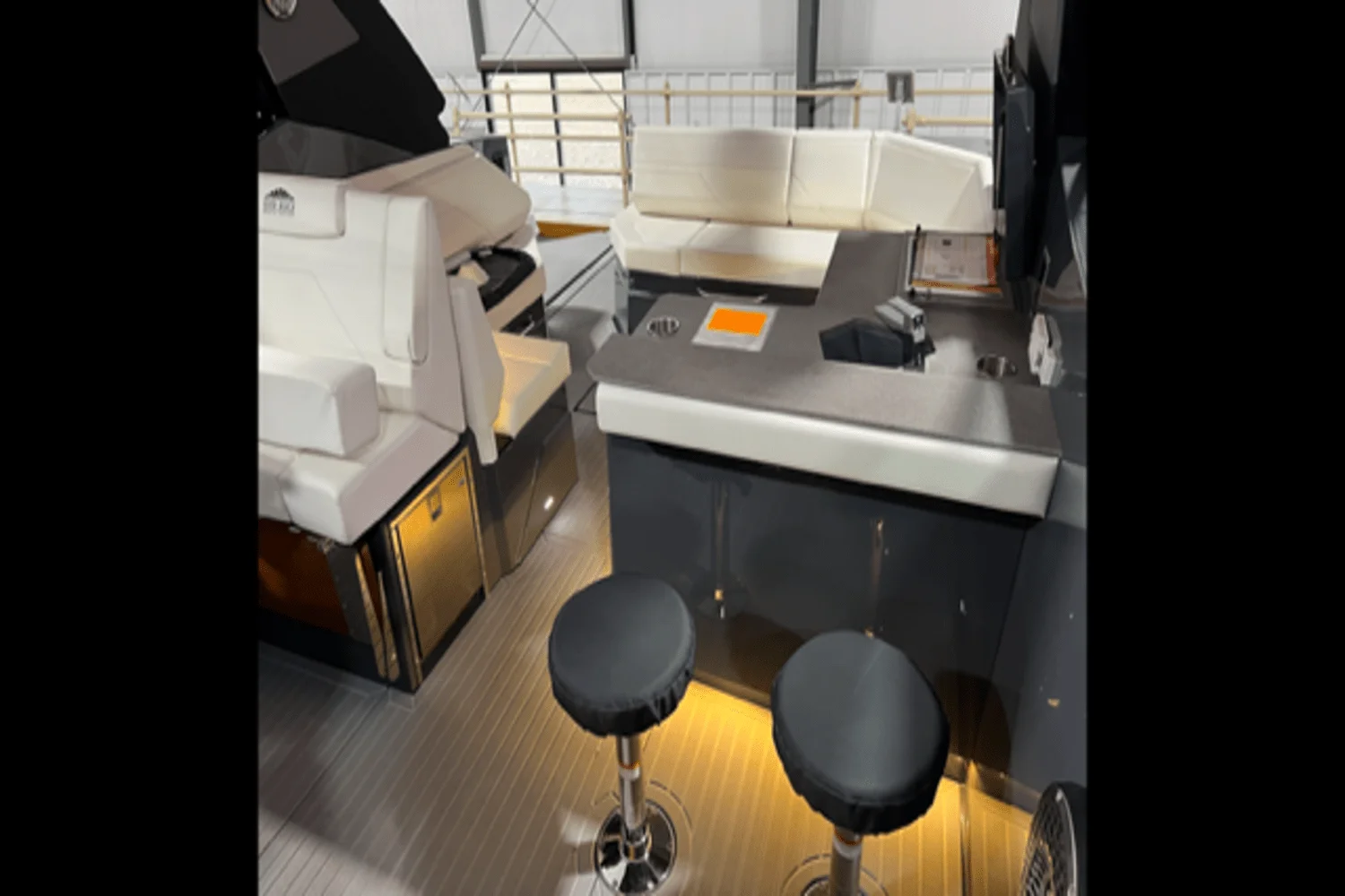 2022 Cruisers Yachts 38 GLS Image Thumbnail #5