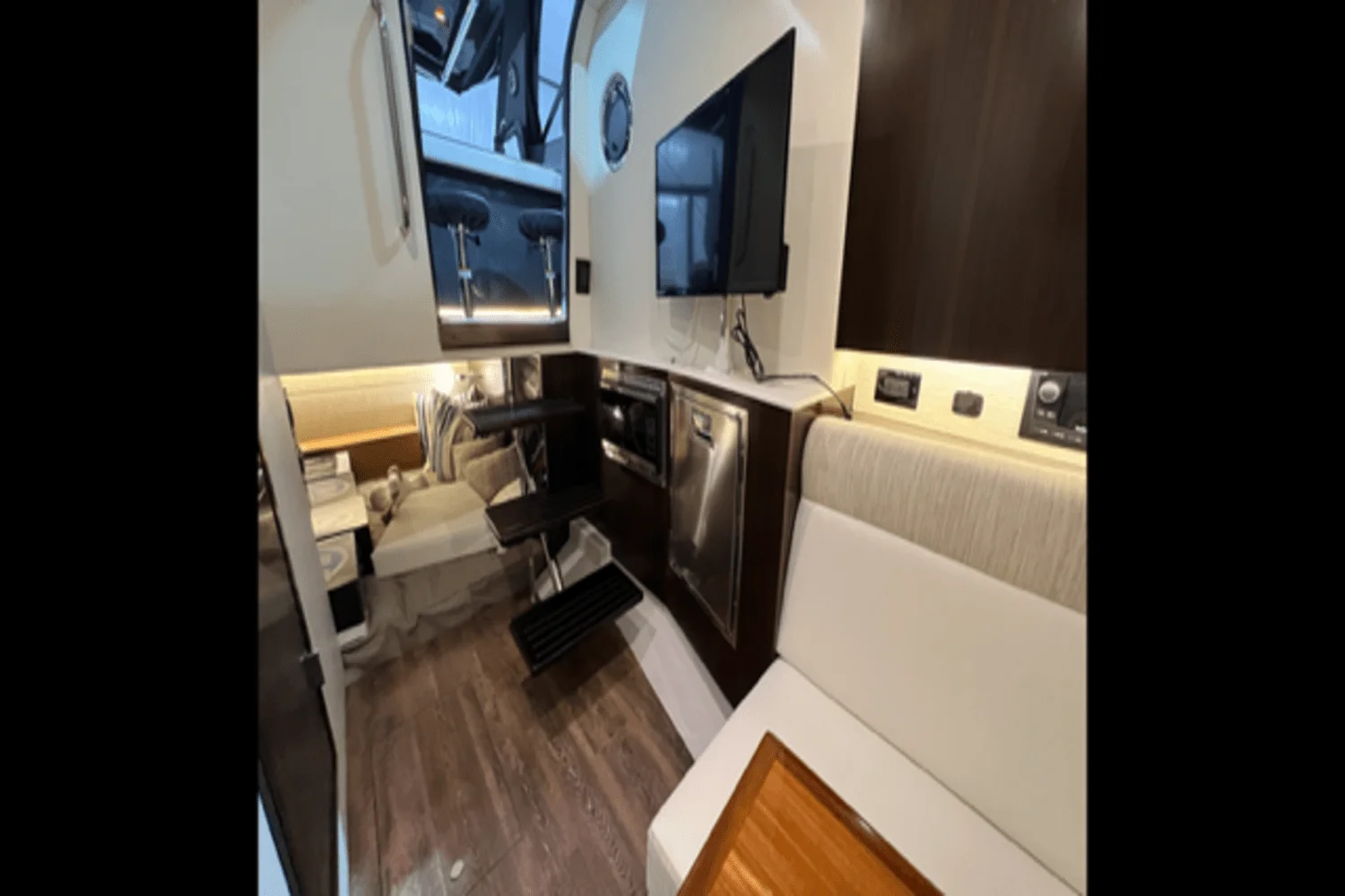 2022 Cruisers Yachts 38 GLS Image Thumbnail #3