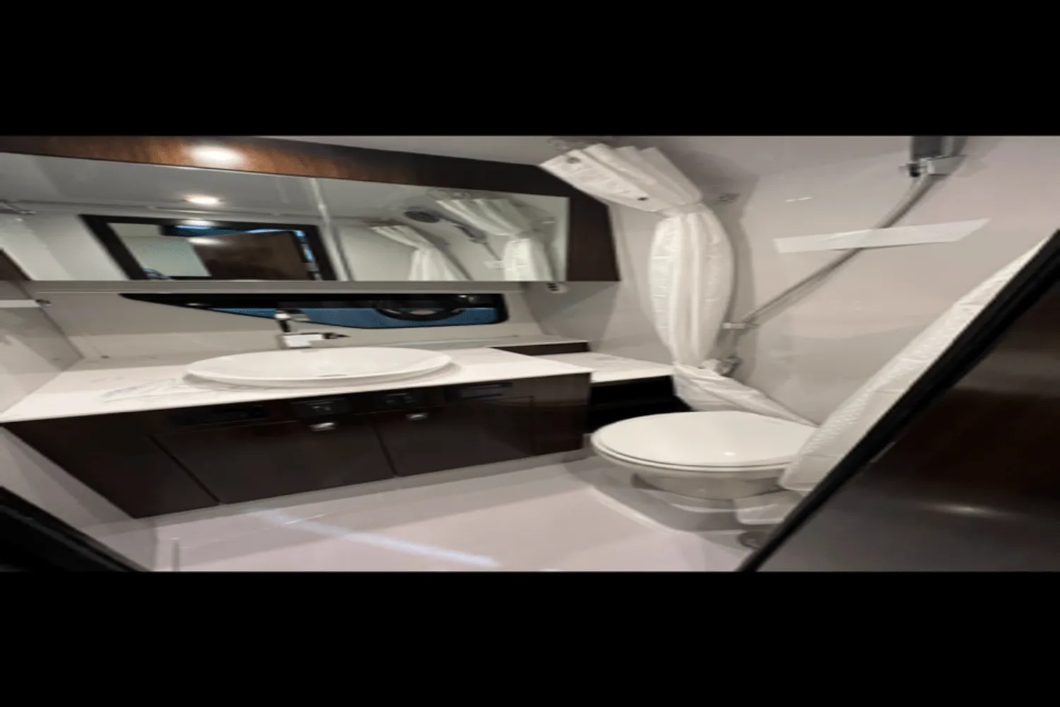 2022 Cruisers Yachts 38 GLS Image Thumbnail #6