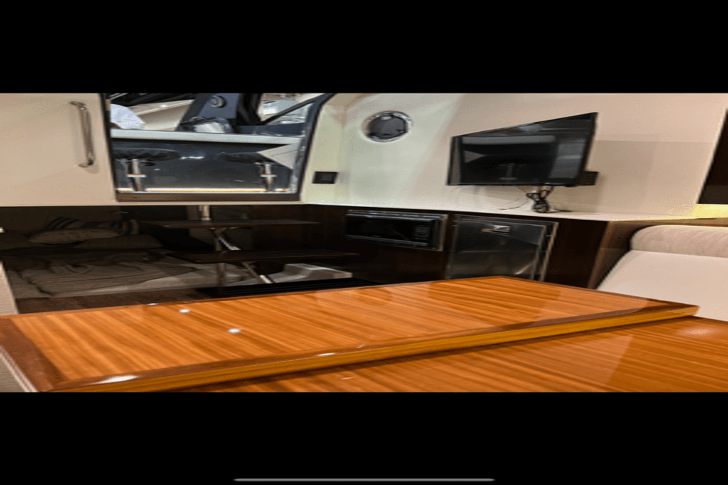 2022 Cruisers Yachts 38 GLS Image Thumbnail #2