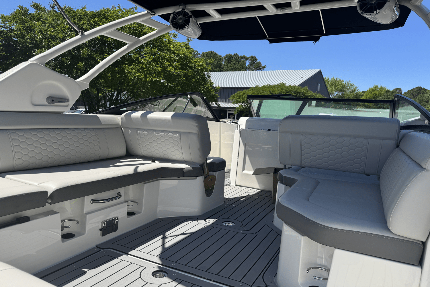 2021 Sea Ray 250 SDX-OB Image Thumbnail #2