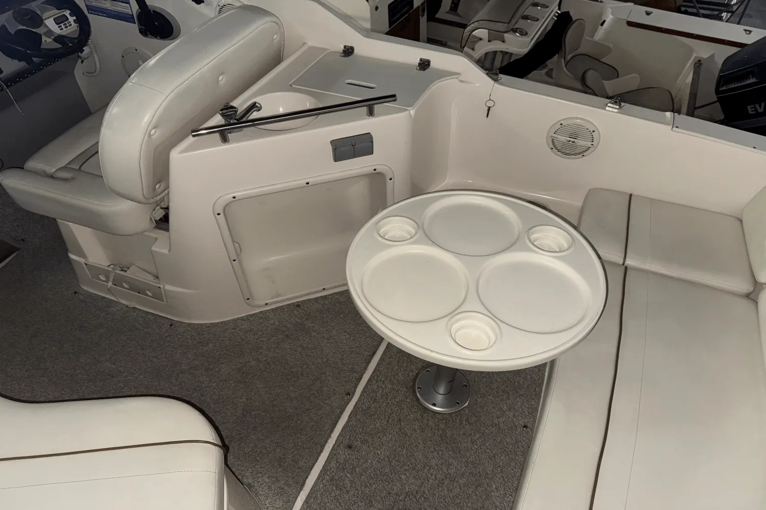 2004 Rinker 250 FIESTA VEE Image Thumbnail #2