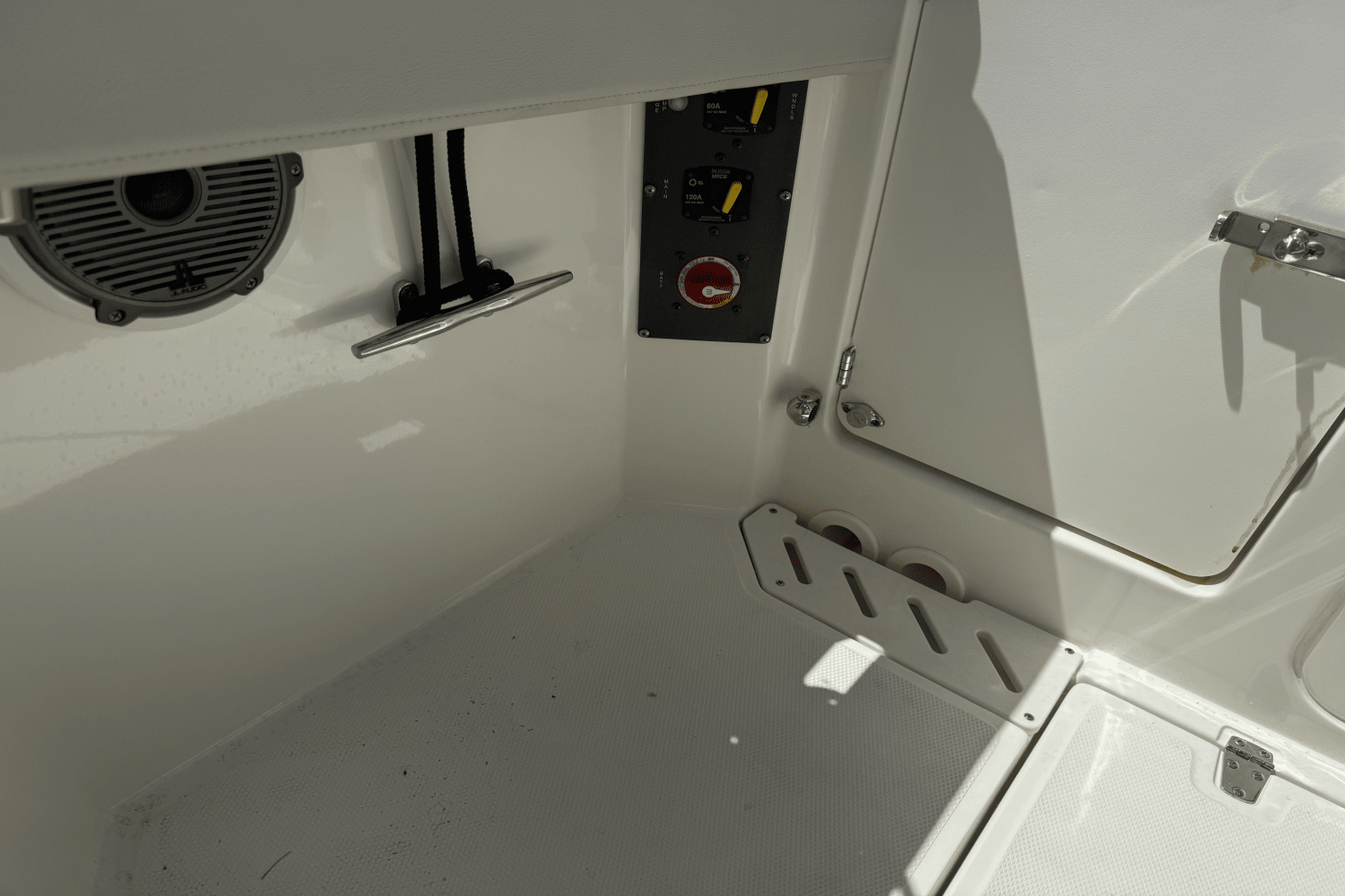 2023 Boston Whaler 240 VANTAGE Image Thumbnail #16