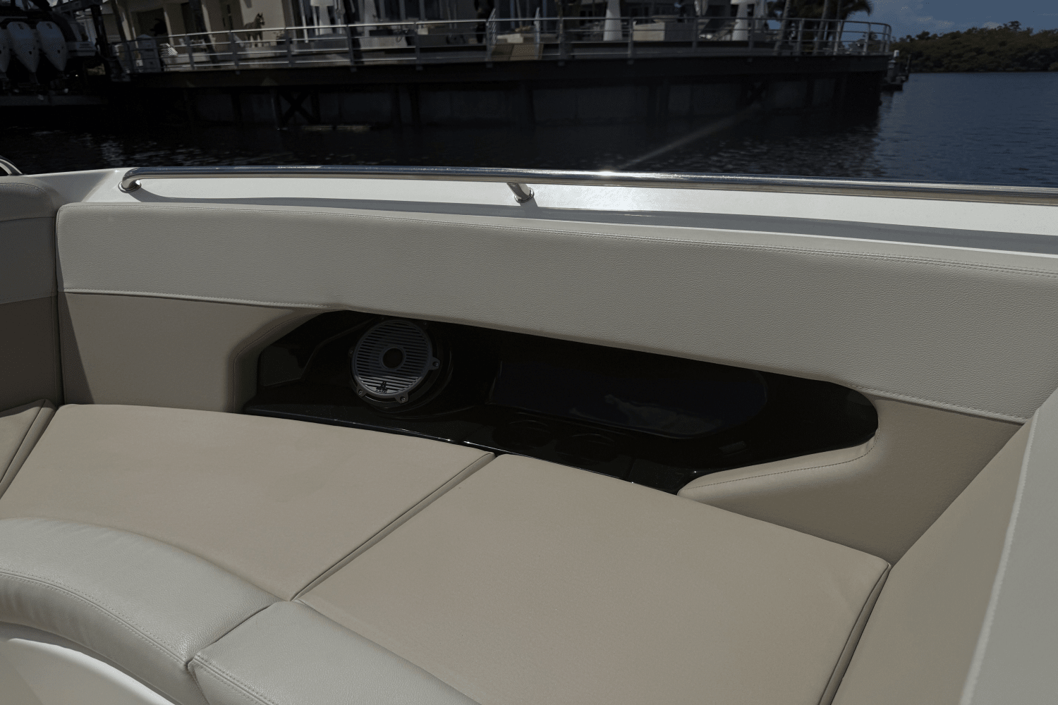 2023 Boston Whaler 240 VANTAGE Image Thumbnail #5