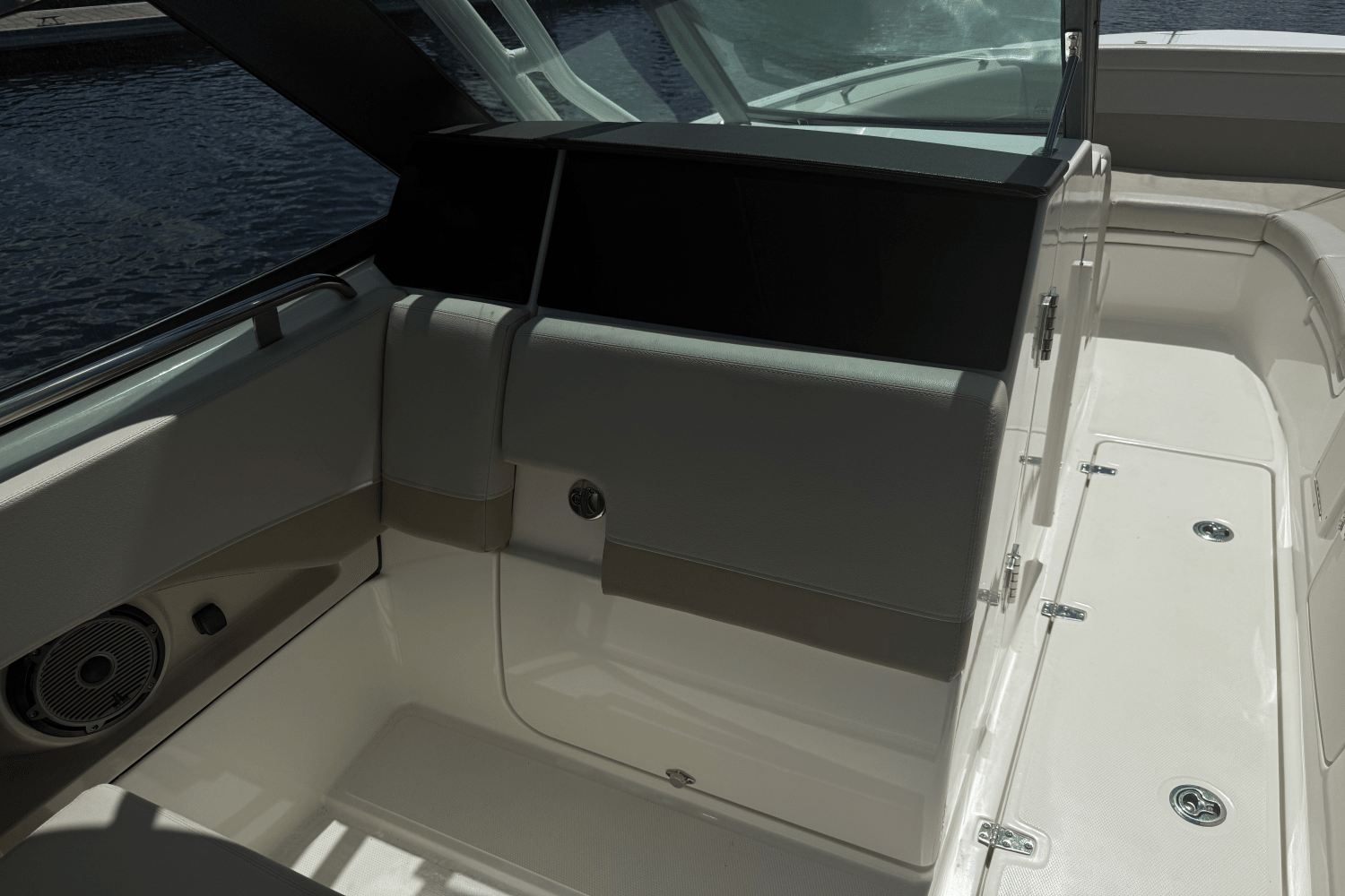 2023 Boston Whaler 240 VANTAGE Image Thumbnail #10