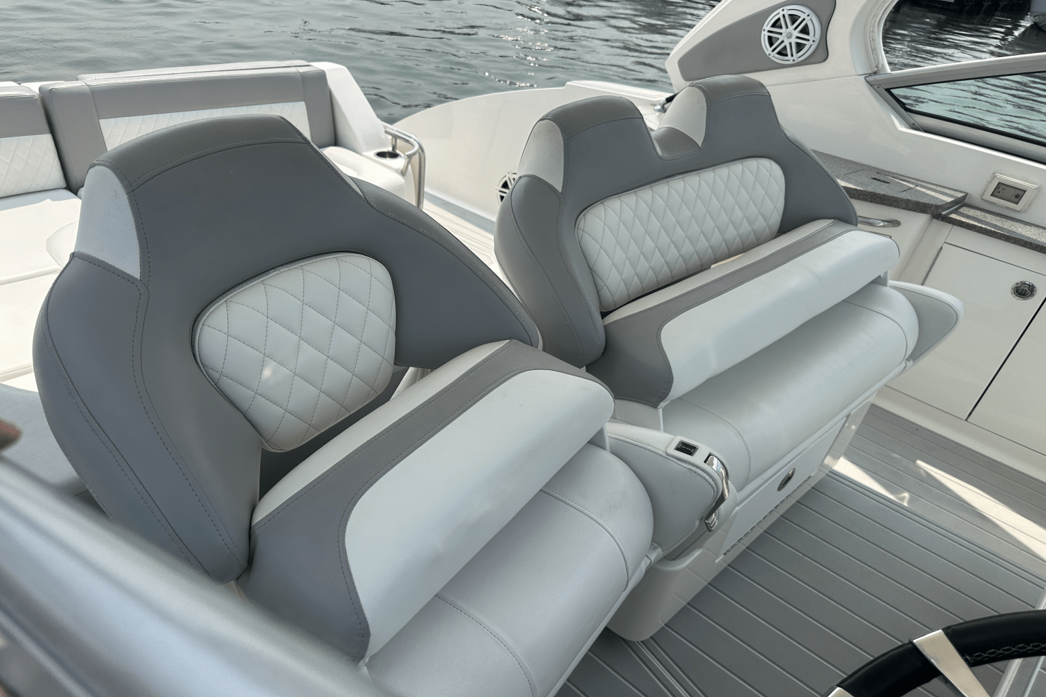 2016 Chaparral 330 SIGNATURE Image Thumbnail #8