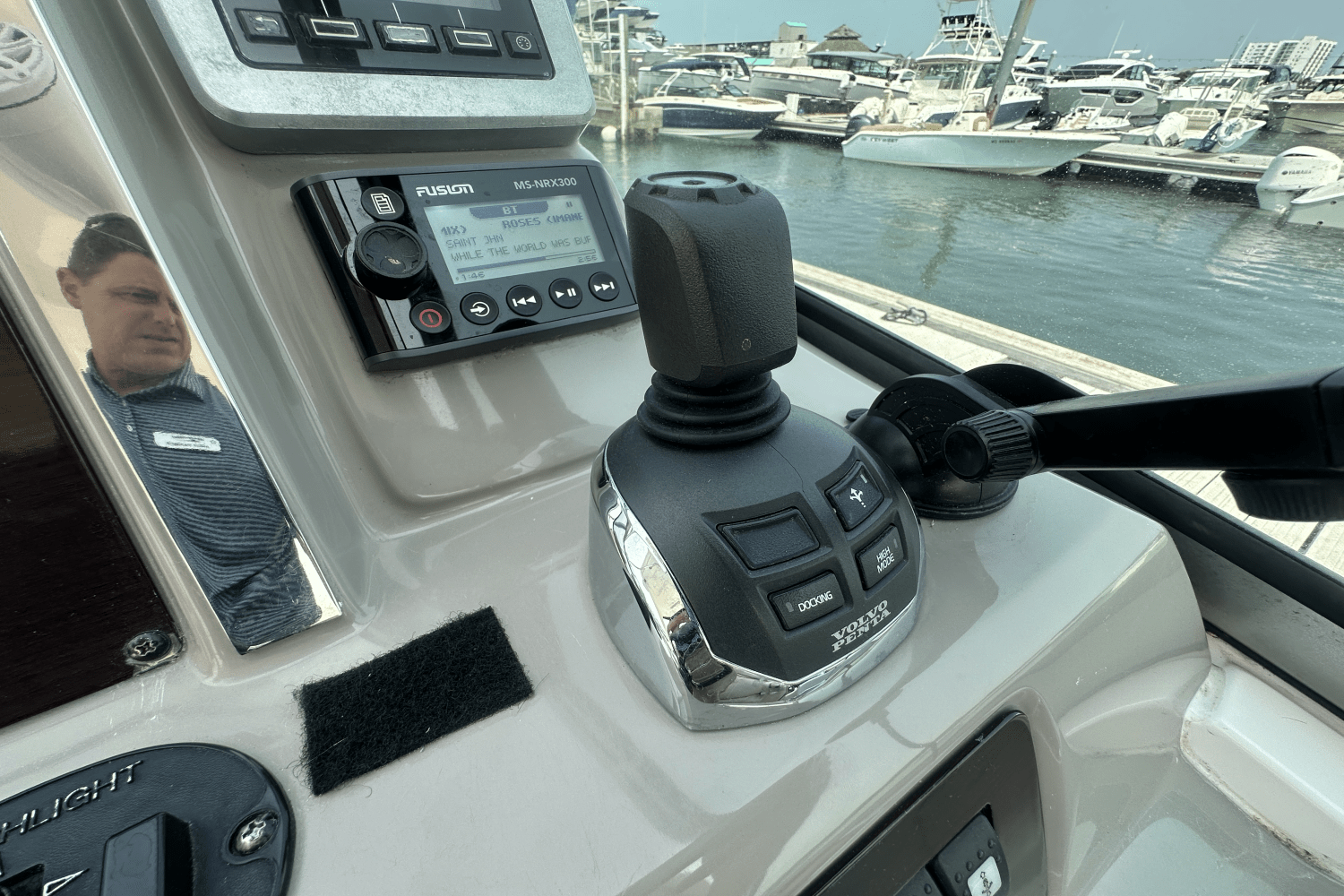 2016 Chaparral 330 SIGNATURE Image Thumbnail #34