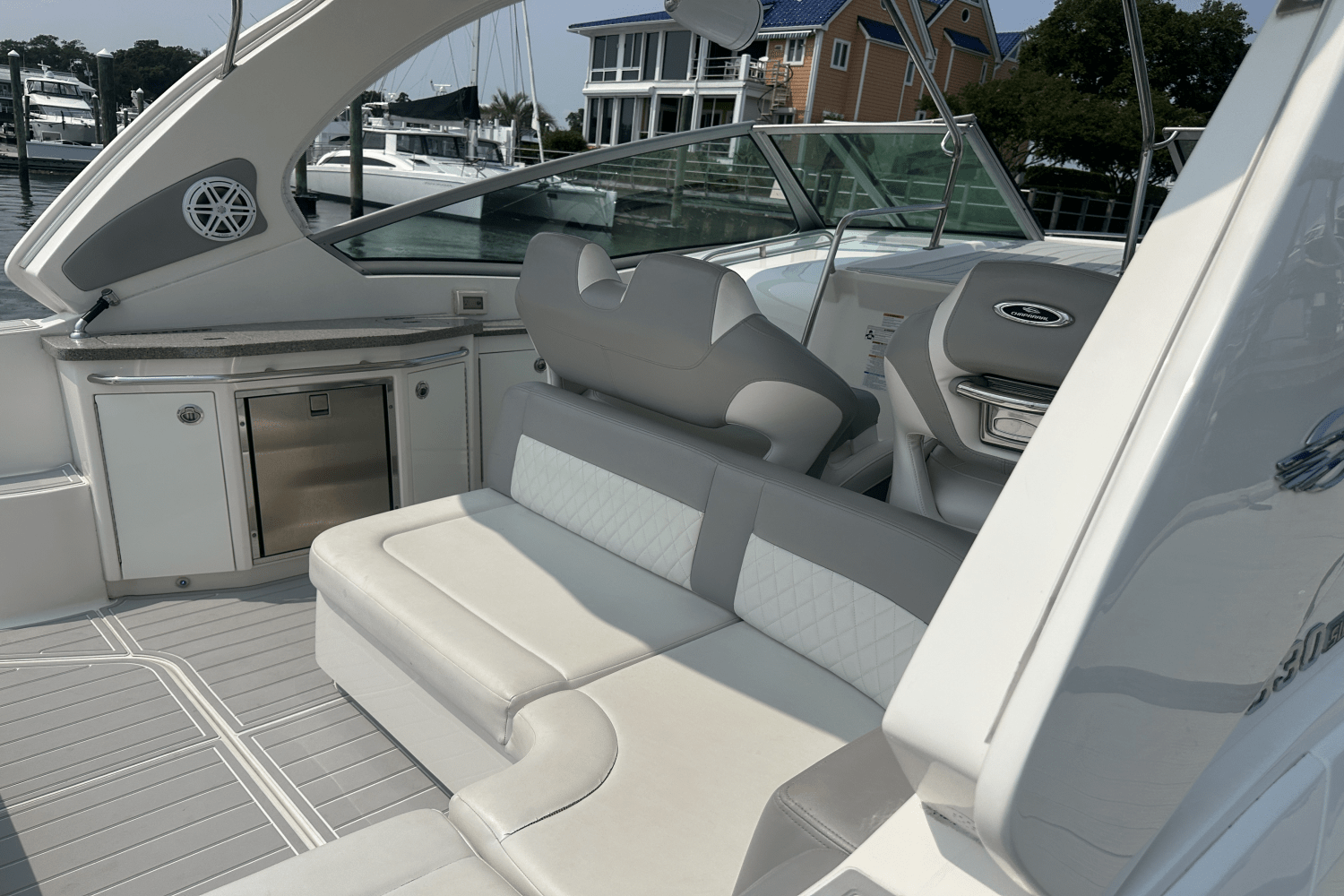 2016 Chaparral 330 SIGNATURE Image Thumbnail #6