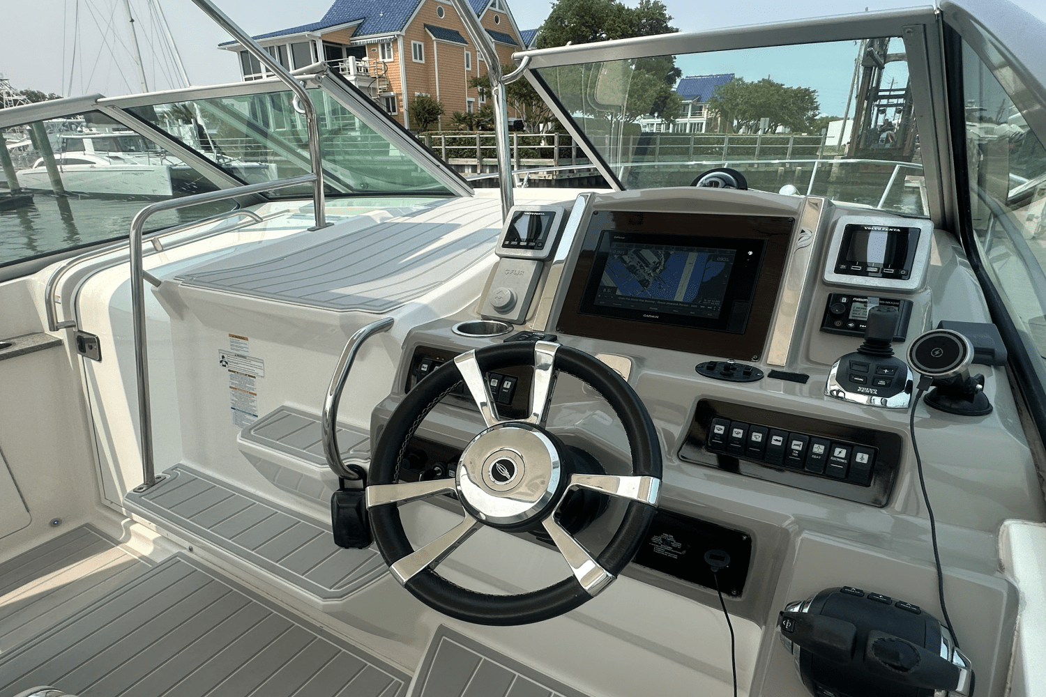 2016 Chaparral 330 SIGNATURE Image Thumbnail #12