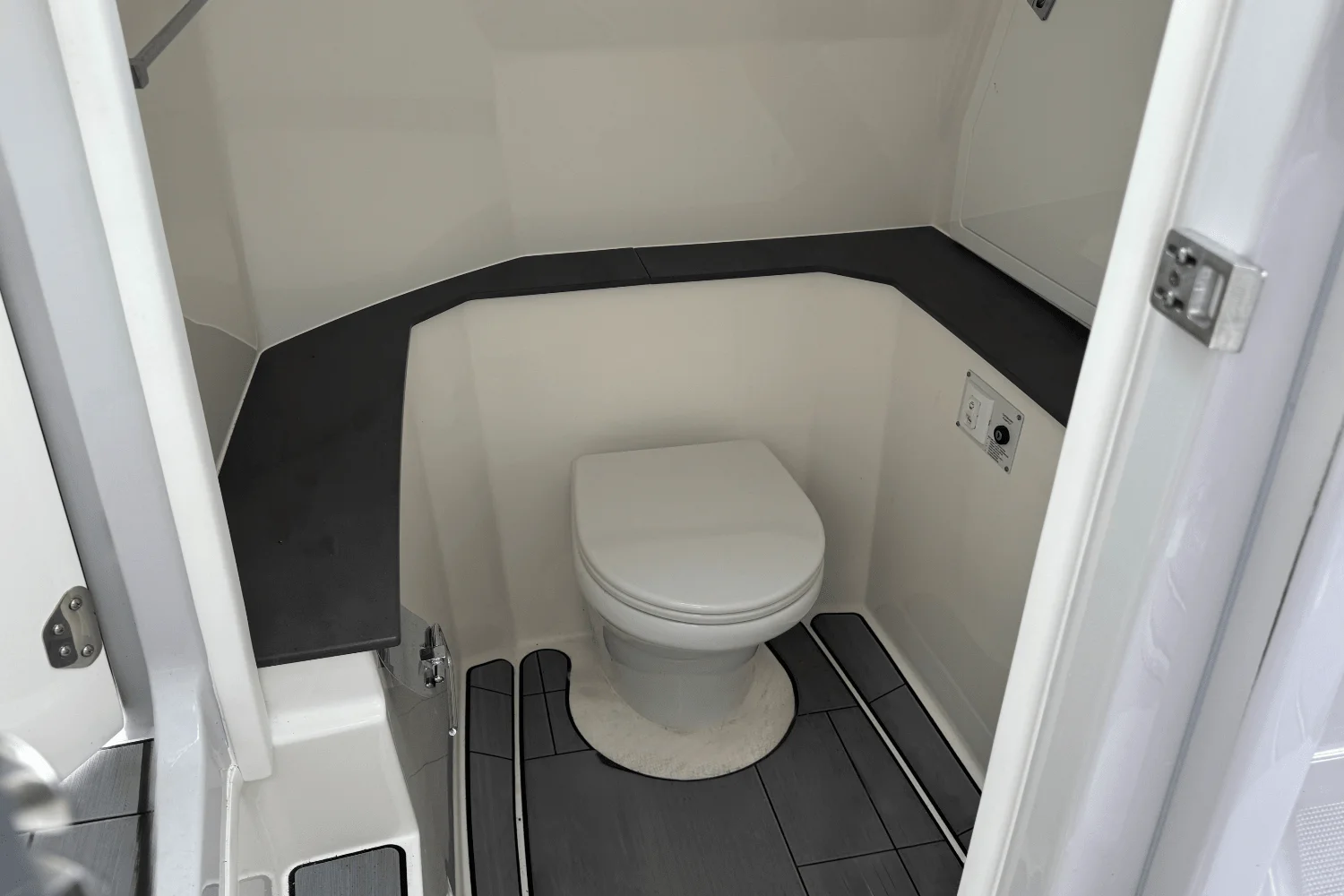 2022 Aviara AV32 Outboard Image Thumbnail #21