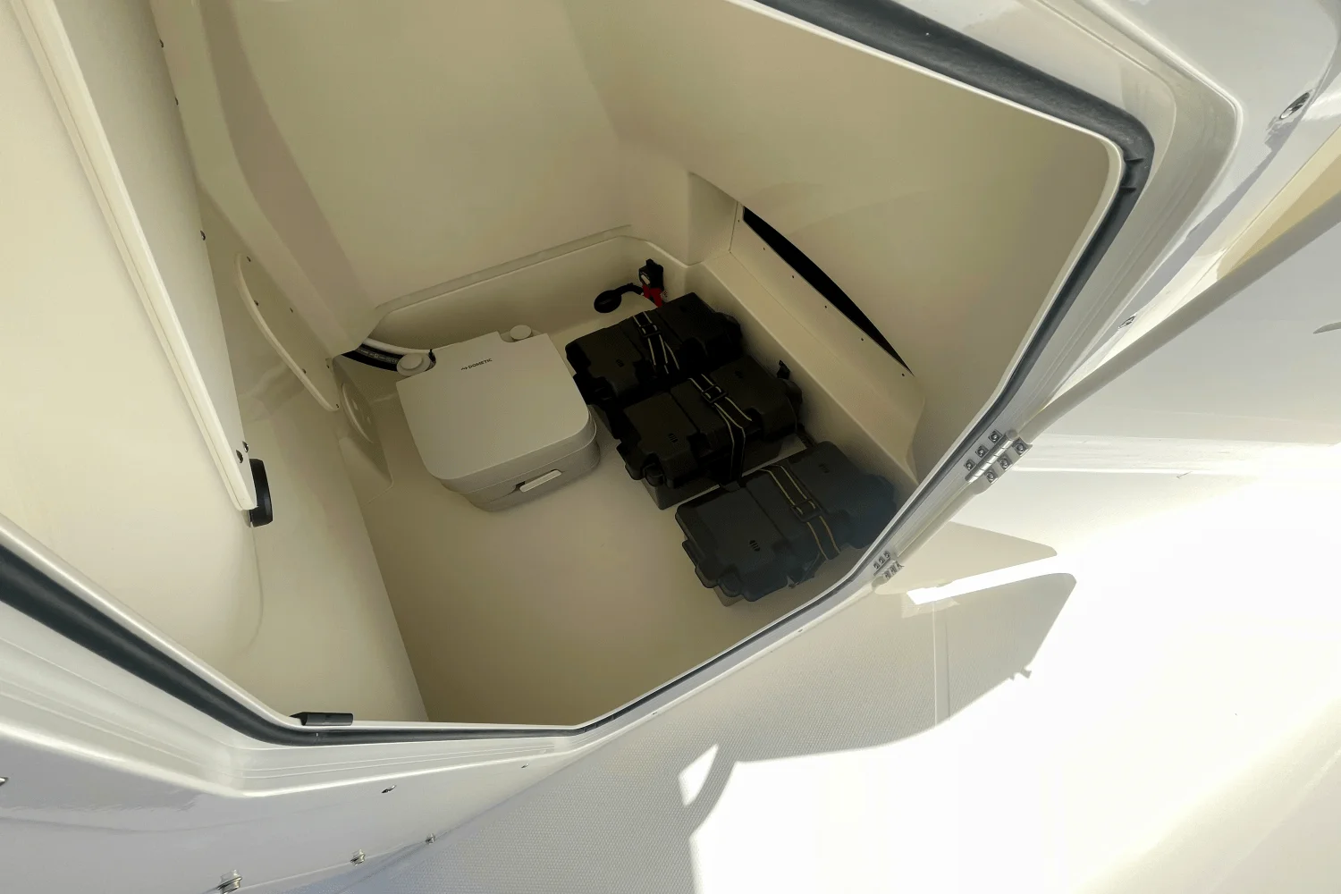 2025 Boston Whaler 220 Dauntless Image Thumbnail #11