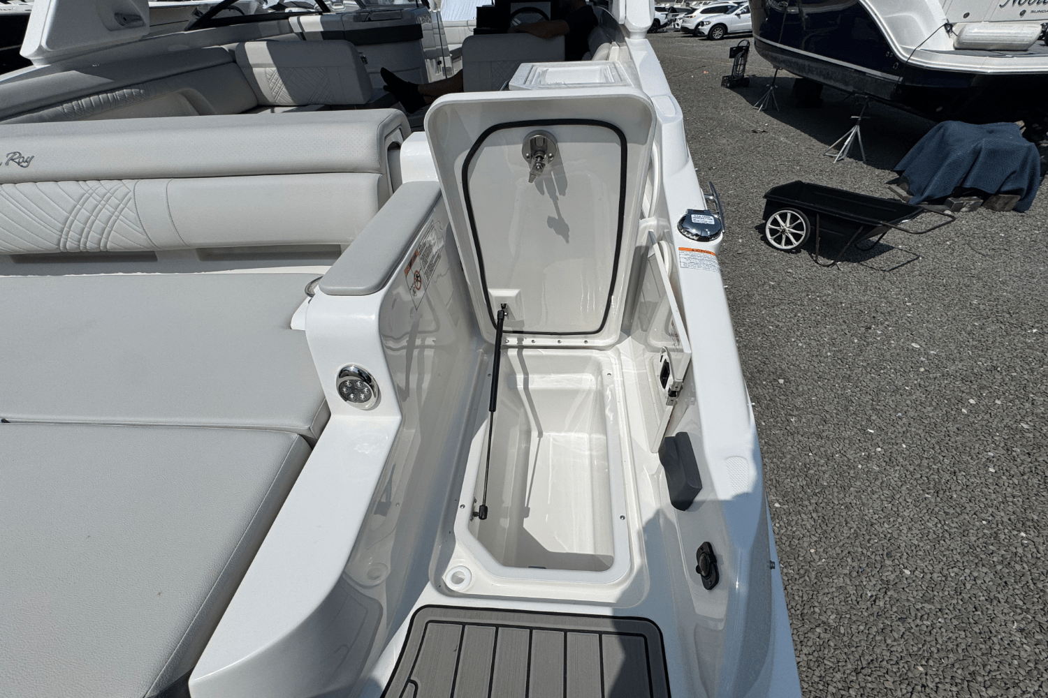 2026 Sea Ray SDX 290 Outboard Image Thumbnail #6