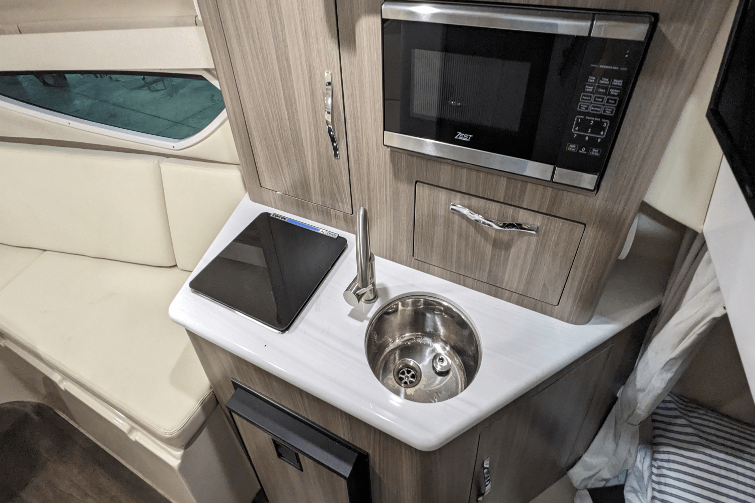 2022 Regal 28 EXPRESS Image Thumbnail #8