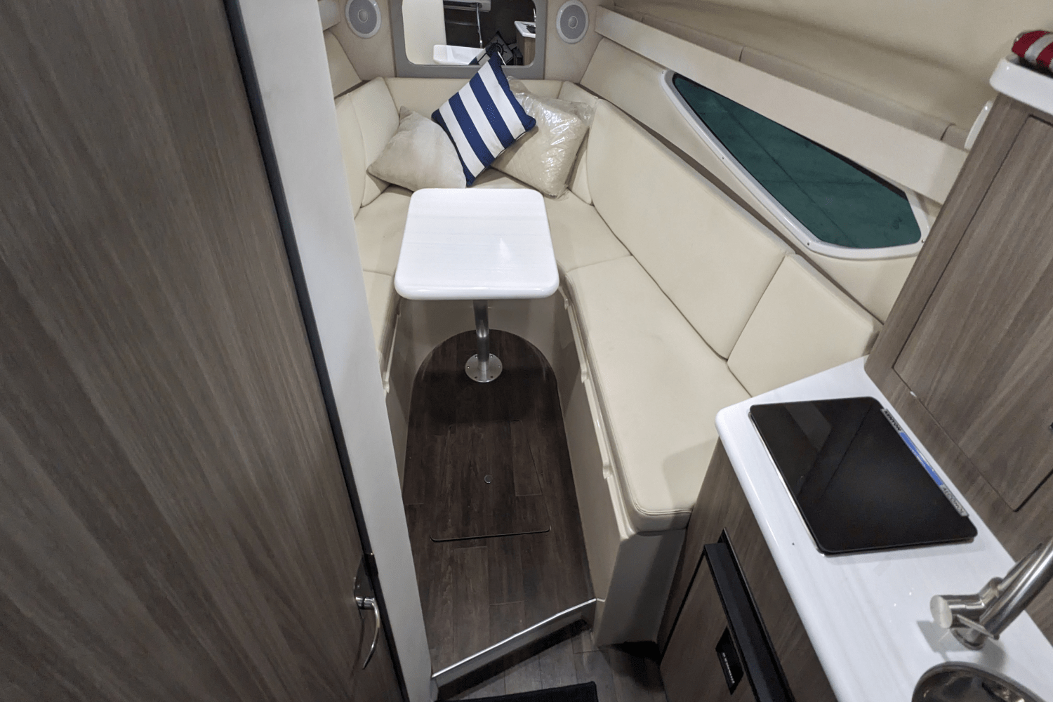 2022 Regal 28 EXPRESS Image Thumbnail #7