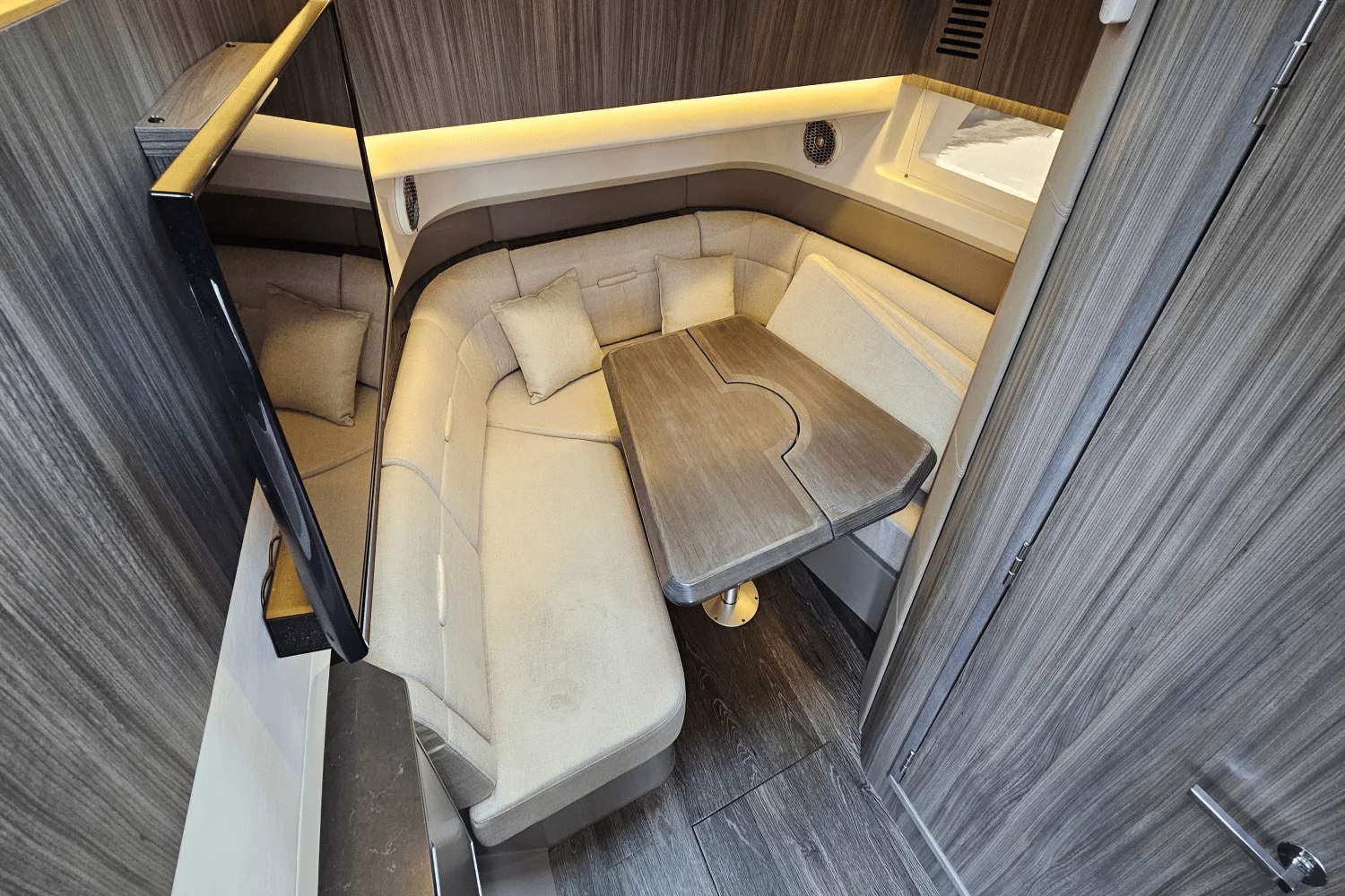 2018 Sea Ray 400 SLX Image Thumbnail #23